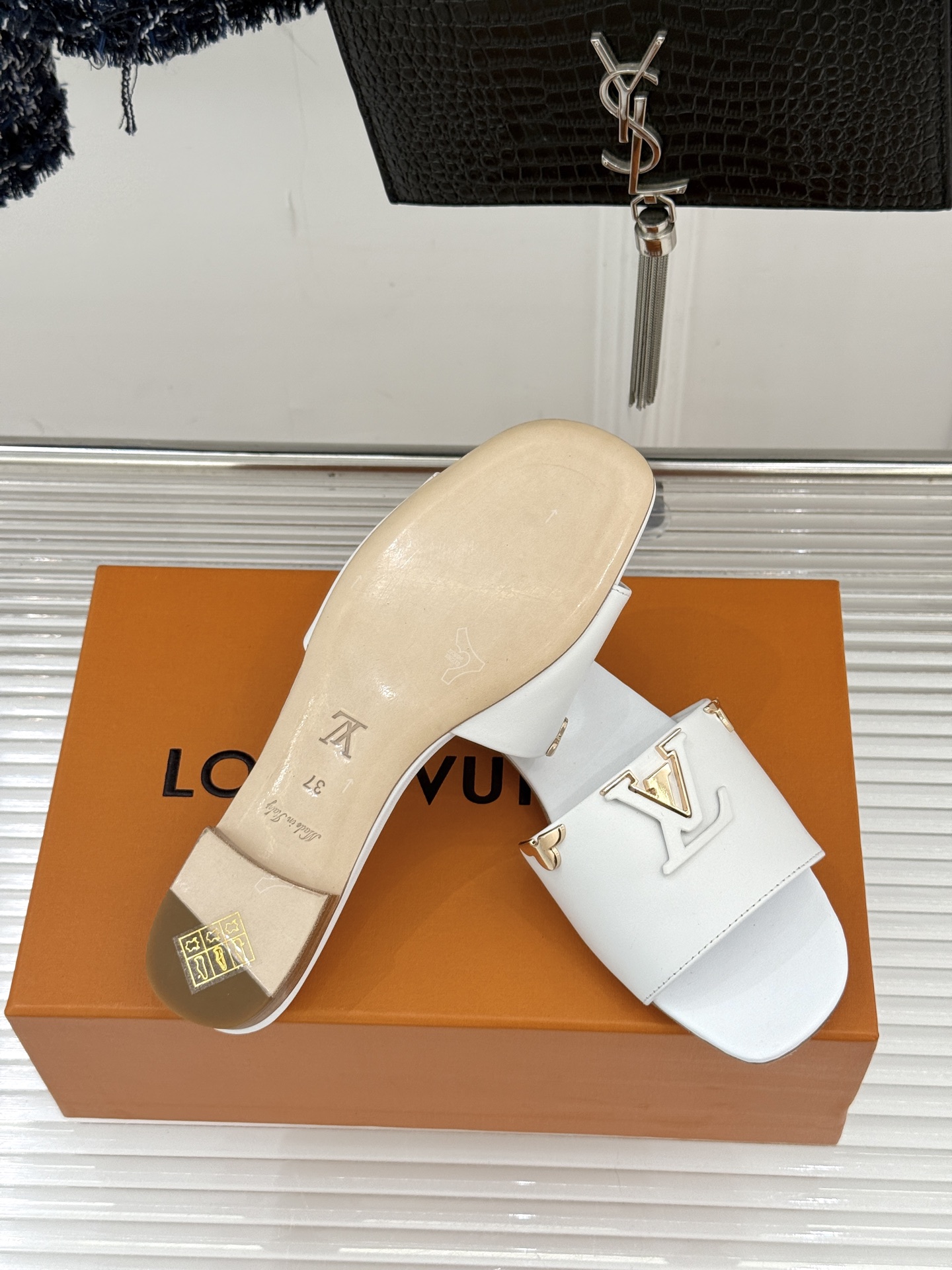 L*V驴牌经典爆款平底粗跟拖鞋它的设计简约而不失格调LV标识以金属质感的扣饰形式点缀仿佛将整个品牌的格调
