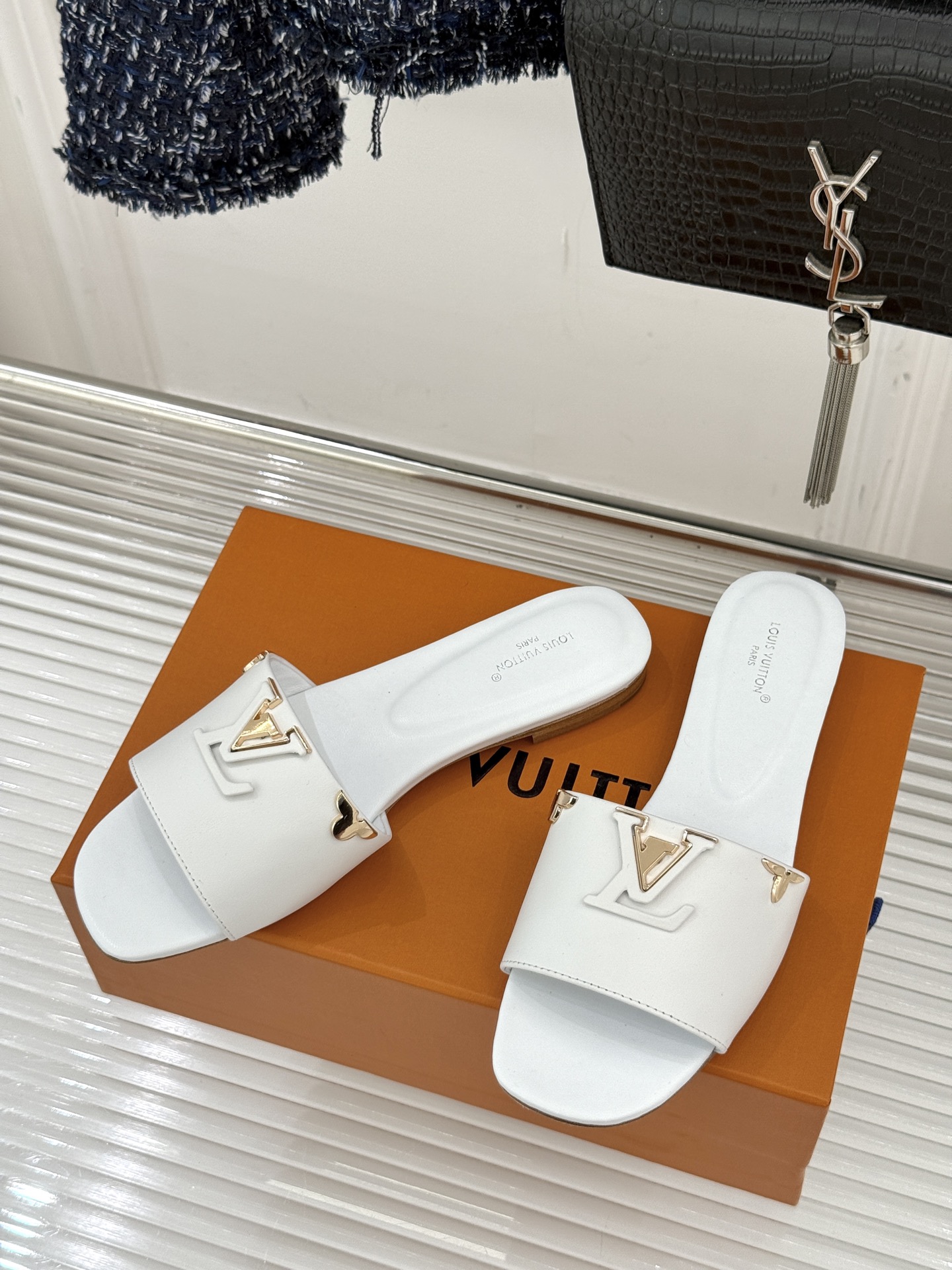 L*V驴牌经典爆款平底粗跟拖鞋它的设计简约而不失格调LV标识以金属质感的扣饰形式点缀仿佛将整个品牌的格调