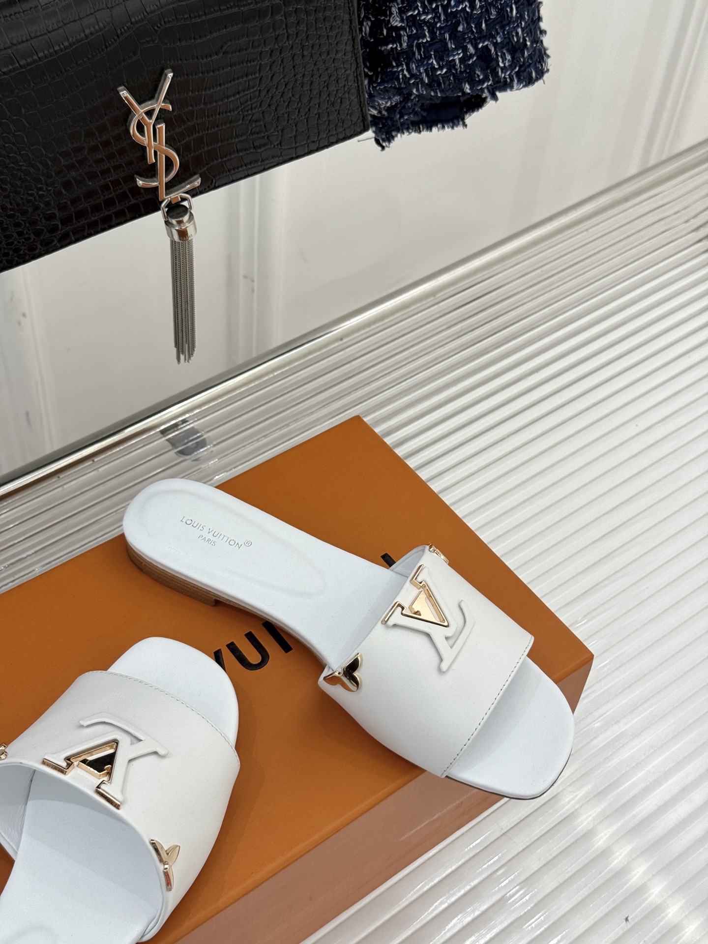 L*V驴牌经典爆款平底粗跟拖鞋它的设计简约而不失格调LV标识以金属质感的扣饰形式点缀仿佛将整个品牌的格调