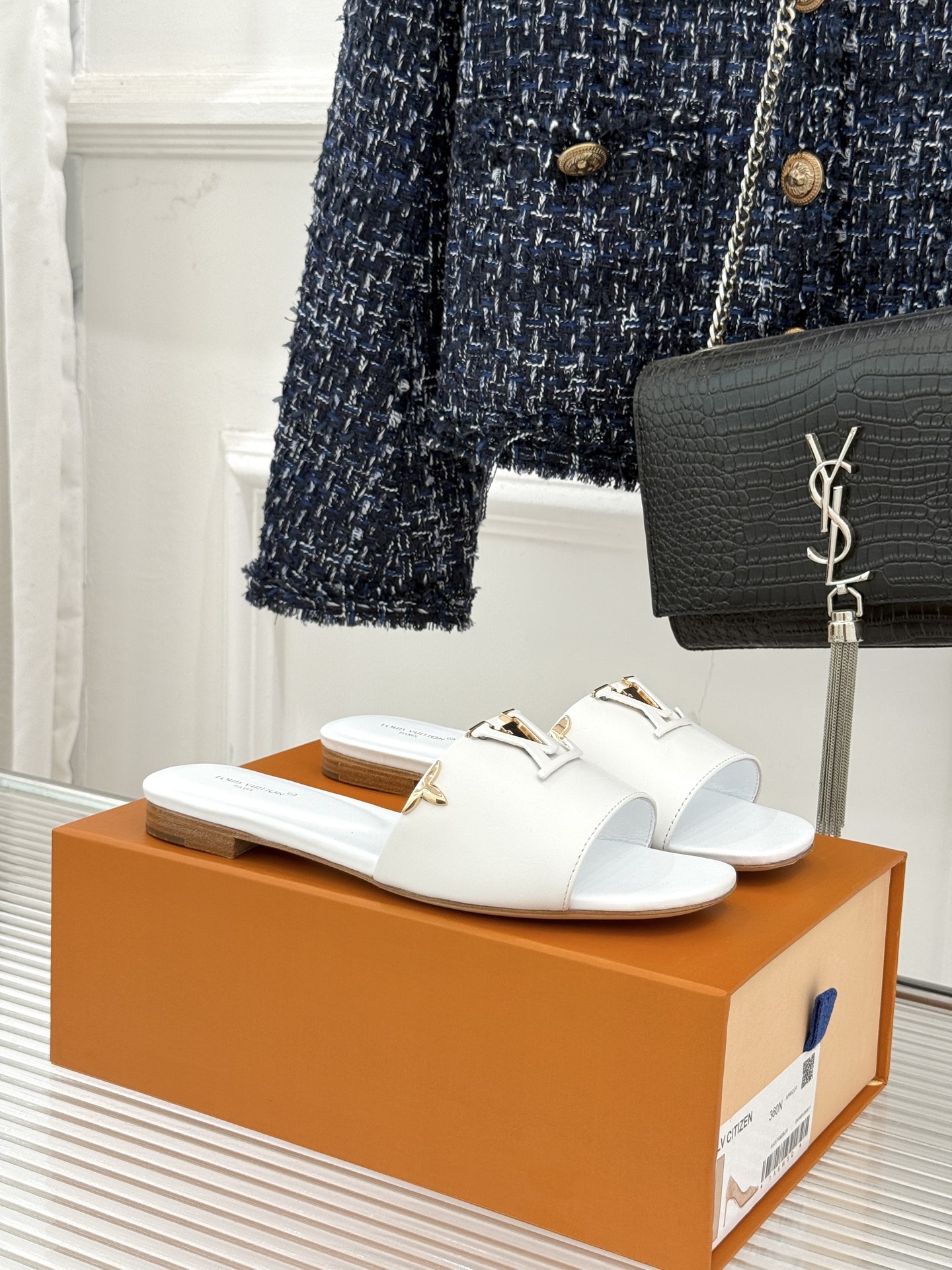 NO:721596,L*V donkey brand’s classic popular flat-soled thick-heeled slippers. Its design is simple yet stylish. The LV logo is embellished with metallic buckles. It seems to tie the style and quality of the entire brand to your feet. Every gesture inadvertently reveals a sense of luxury. Whether it is paired with a simple white T-shirt and blue jeans to create a casual casual style, or paired with an elegant dress to attend a romantic seaside dinner, it can easily hold the attention of the entire audience.  Become the finishing touch of your overall look. The fabric is made of original customized materials, the inner pads are all sheepskin, and the Italian imported cowhide outsole size35-39 (customized 40/41/42), slippers, louis vuitton, louis vuitton, slippers, skirts, jeans, tees, t-shirt, cowhide, sheepskin19860909L*V驴牌经典爆款平底粗跟拖鞋 它的设计简约而不失格调 LV标识以金属质感的扣饰形式点缀 仿佛将整个品牌的格调与品质都系在了脚上 举手投足间 不经意地流露出高级感 无论是搭配简约的白色T恤和蓝色牛仔裤 营造出随性的休闲风 还是配上飘逸的连衣裙 出席一场浪漫的海边晚宴 它都能轻松hold住全场 成为你整体造型的点睛之笔. 面料采用原版定制材质 内里垫脚均为羊皮 意大利进口牛皮大底 size35-39（40/41/42定制）,拖鞋,louis vuitton,louis vuitton,slippers,skirts,jeans,tees，t-shirt,cowhide,sheepskin,Women's Shoes