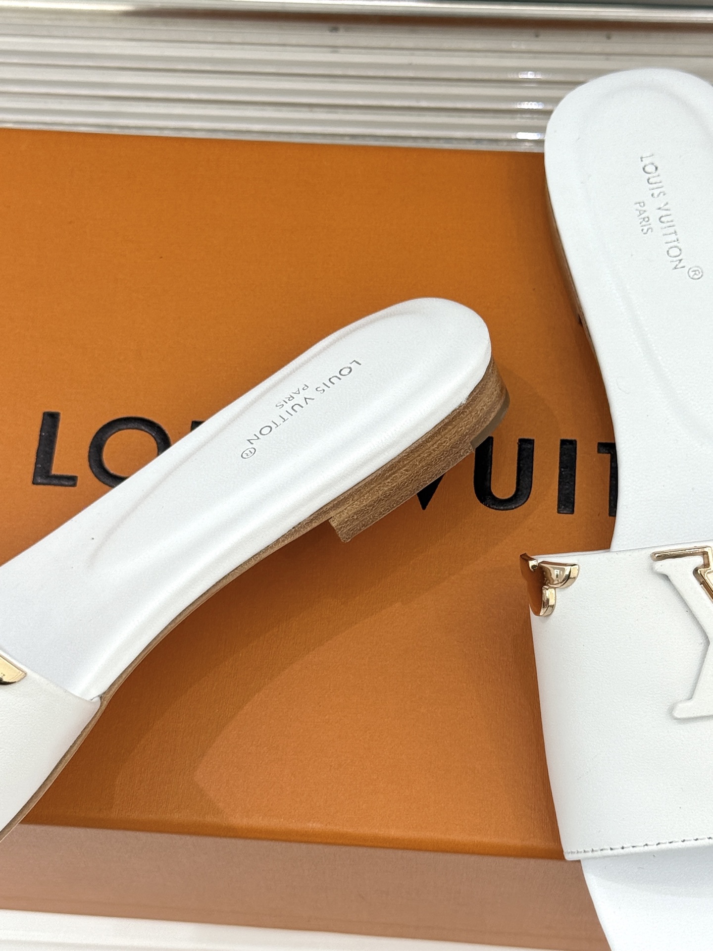 L*V驴牌经典爆款平底粗跟拖鞋它的设计简约而不失格调LV标识以金属质感的扣饰形式点缀仿佛将整个品牌的格调