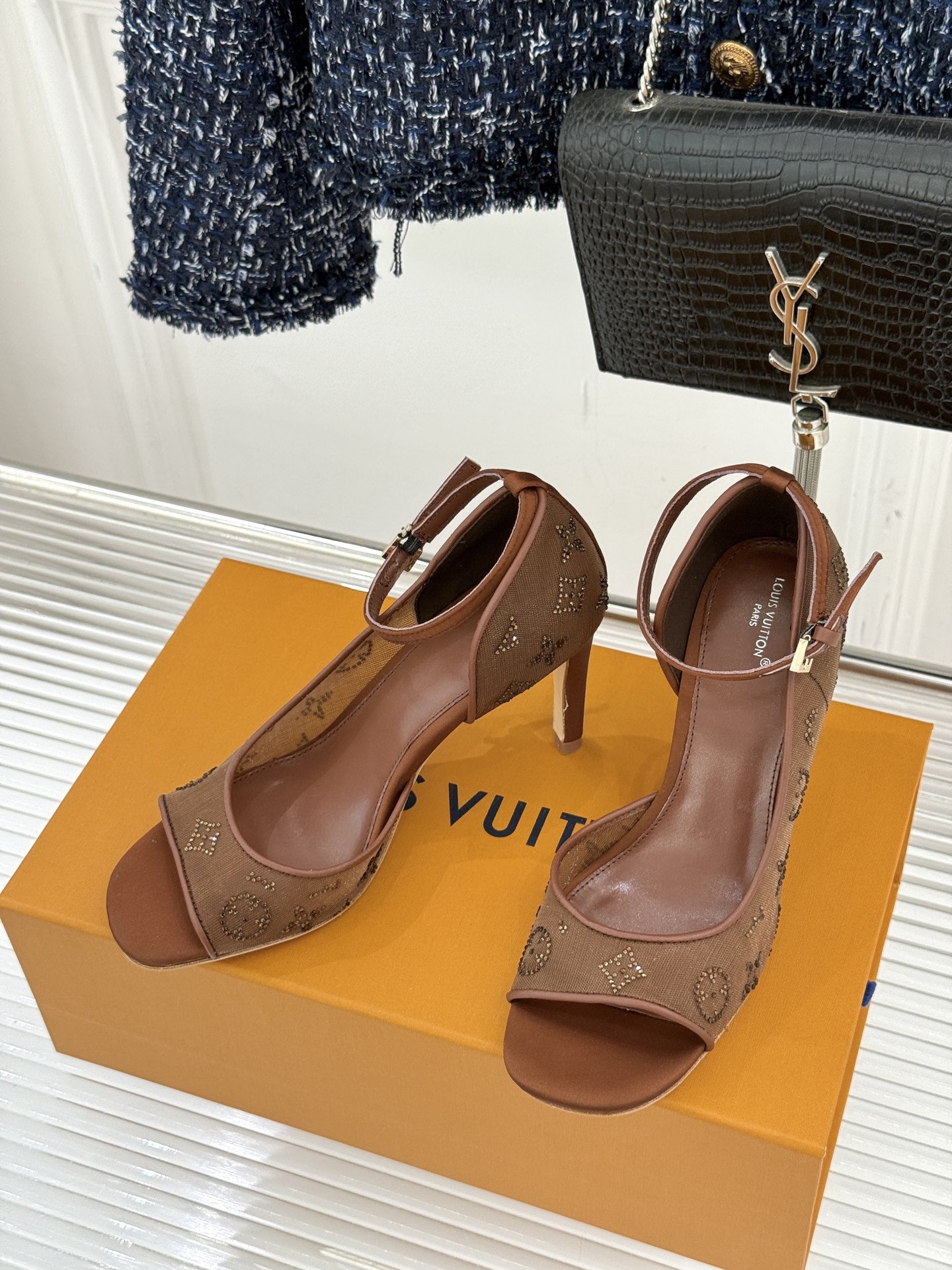 L*V驴牌经典春夏新品水钻网纱鱼嘴凉鞋经典设计而优雅 巧妙延伸腿部线条赋予双足精致美感 让身姿更显修长挺