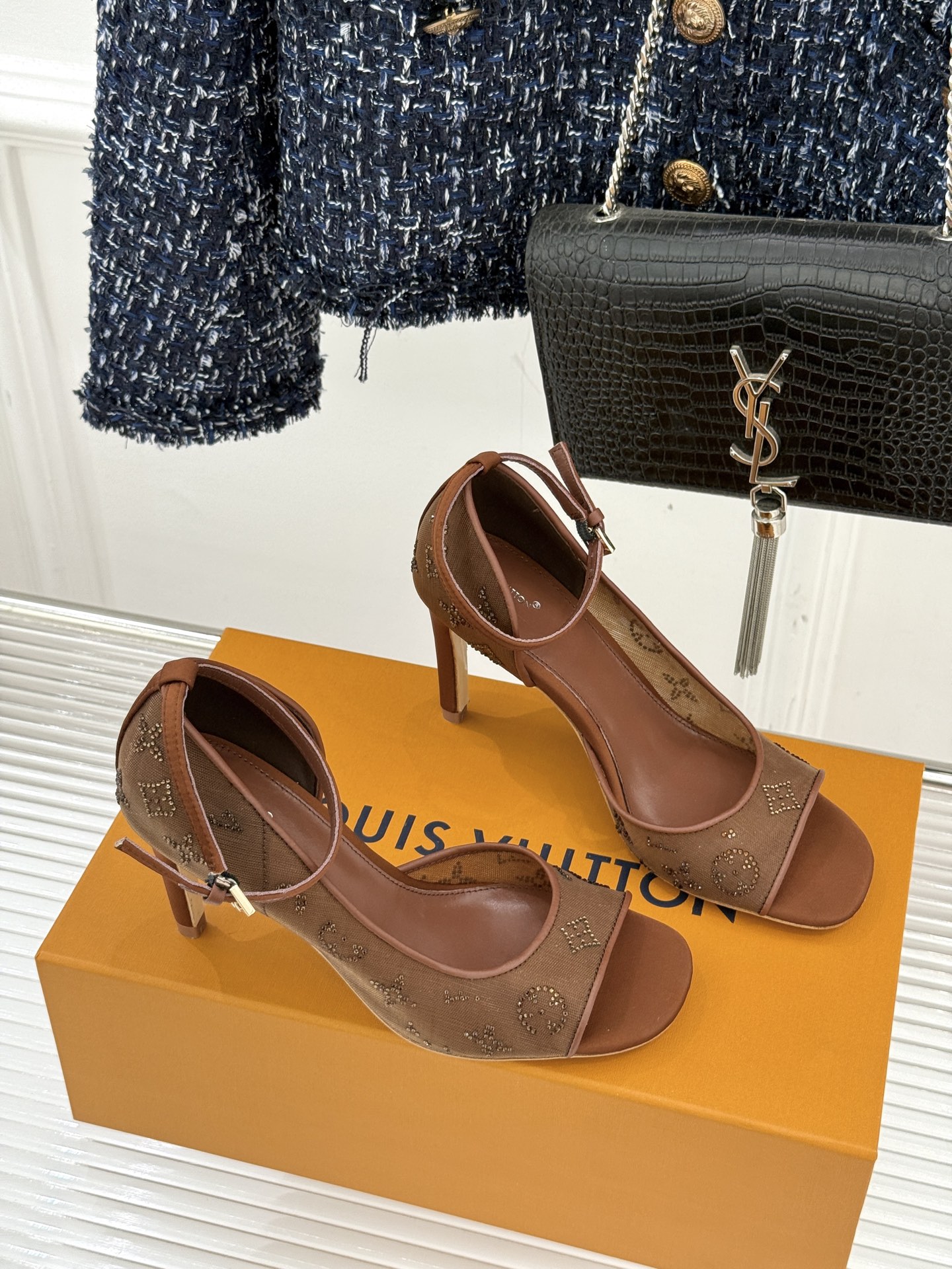 L*V驴牌经典春夏新品水钻网纱鱼嘴凉鞋经典设计而优雅 巧妙延伸腿部线条赋予双足精致美感 让身姿更显修长挺