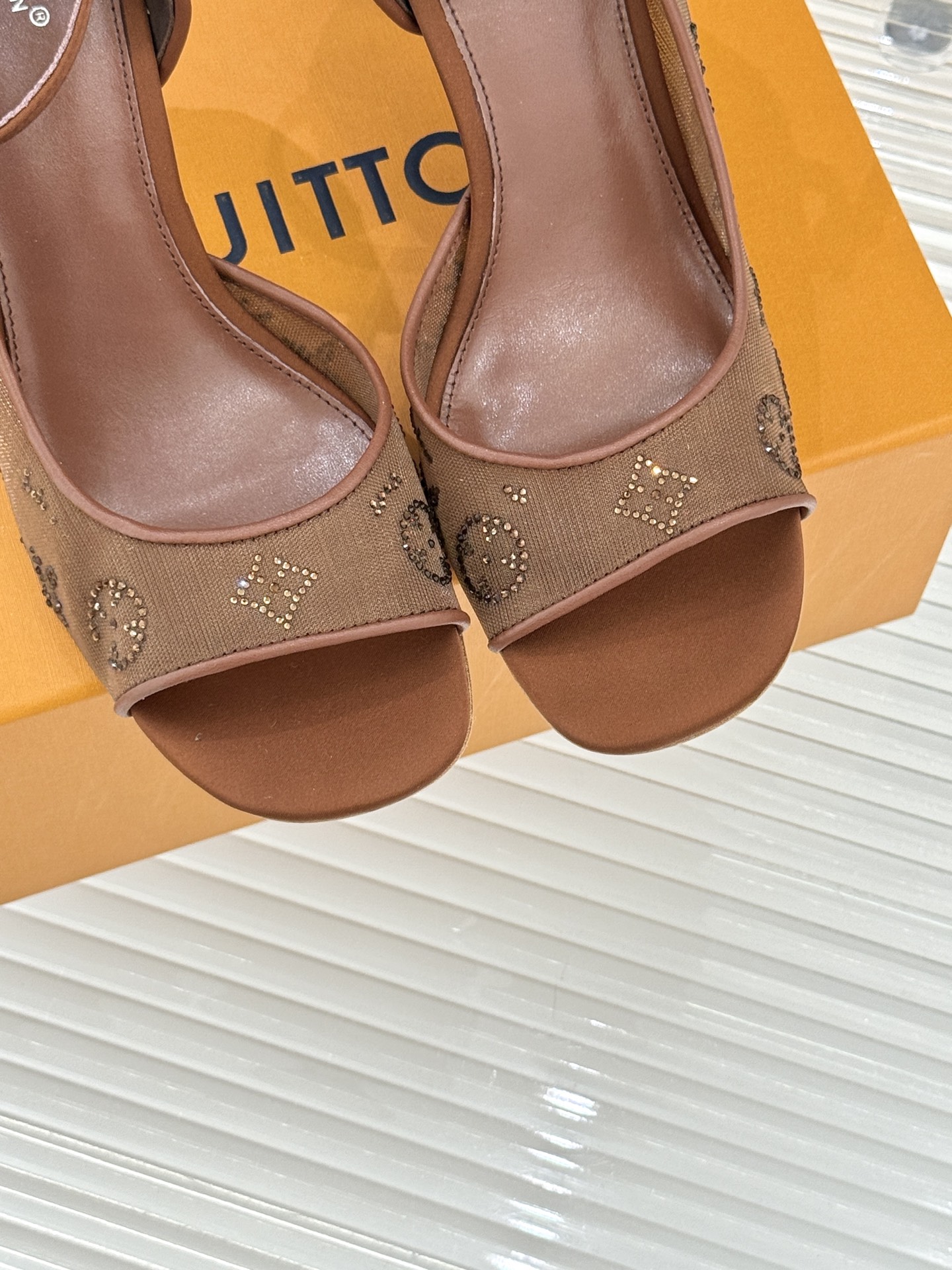 L*V驴牌经典春夏新品水钻网纱鱼嘴凉鞋经典设计而优雅 巧妙延伸腿部线条赋予双足精致美感 让身姿更显修长挺