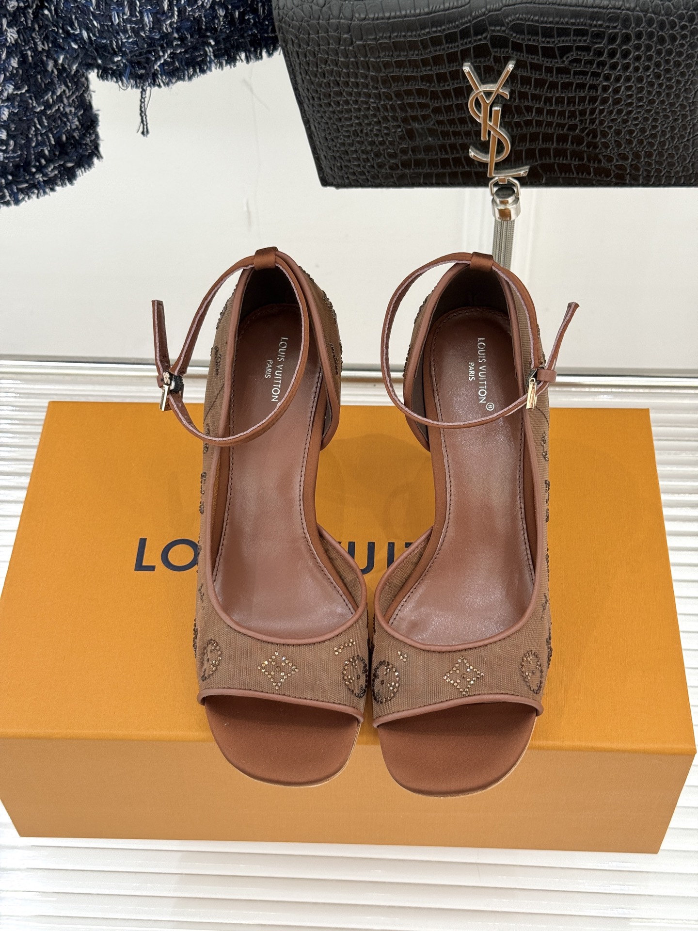 L*V驴牌经典春夏新品水钻网纱鱼嘴凉鞋经典设计而优雅 巧妙延伸腿部线条赋予双足精致美感 让身姿更显修长挺