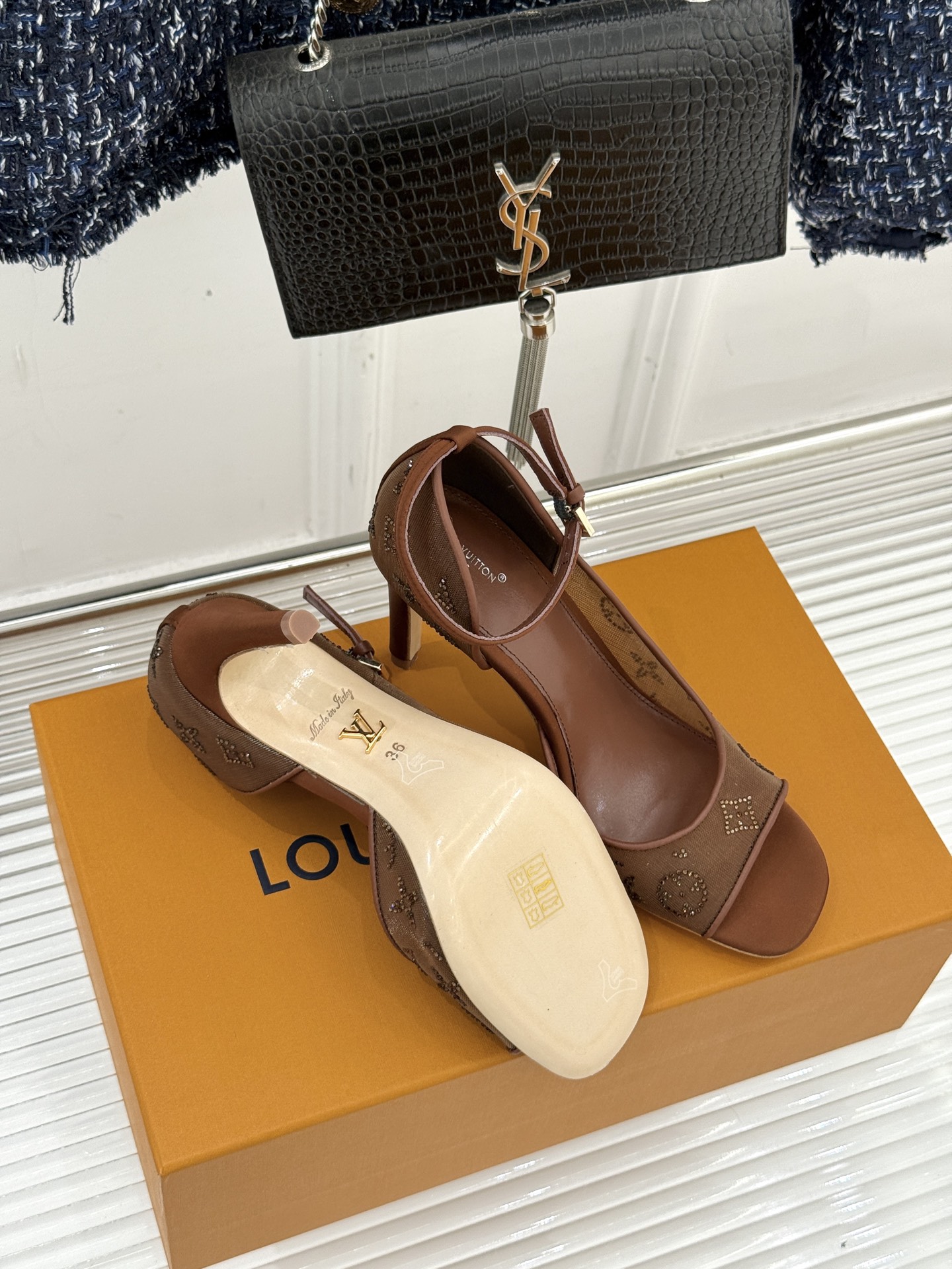 L*V驴牌经典春夏新品水钻网纱鱼嘴凉鞋经典设计而优雅 巧妙延伸腿部线条赋予双足精致美感 让身姿更显修长挺