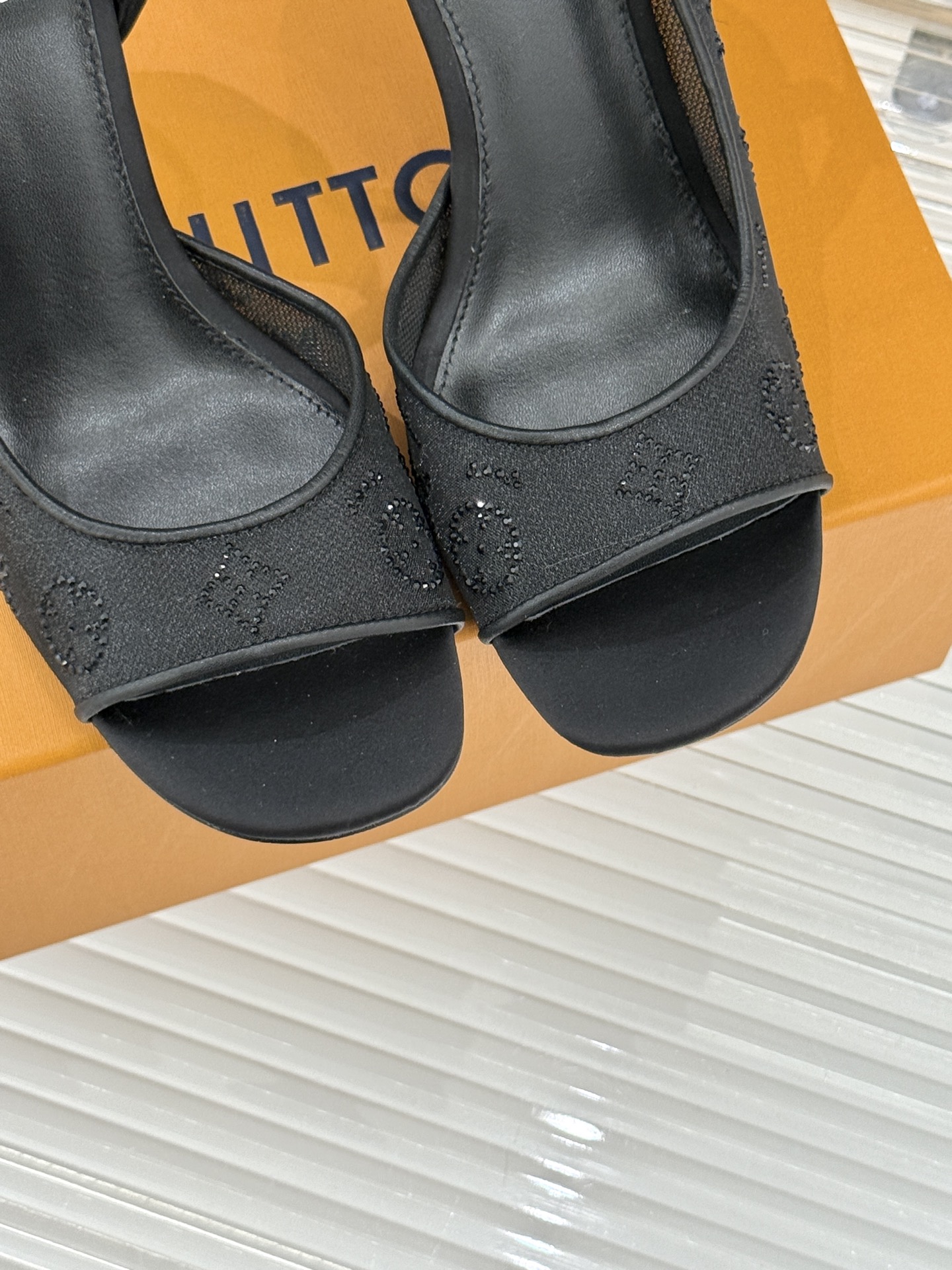 L*V驴牌经典春夏新品水钻网纱鱼嘴凉鞋经典设计而优雅 巧妙延伸腿部线条赋予双足精致美感 让身姿更显修长挺