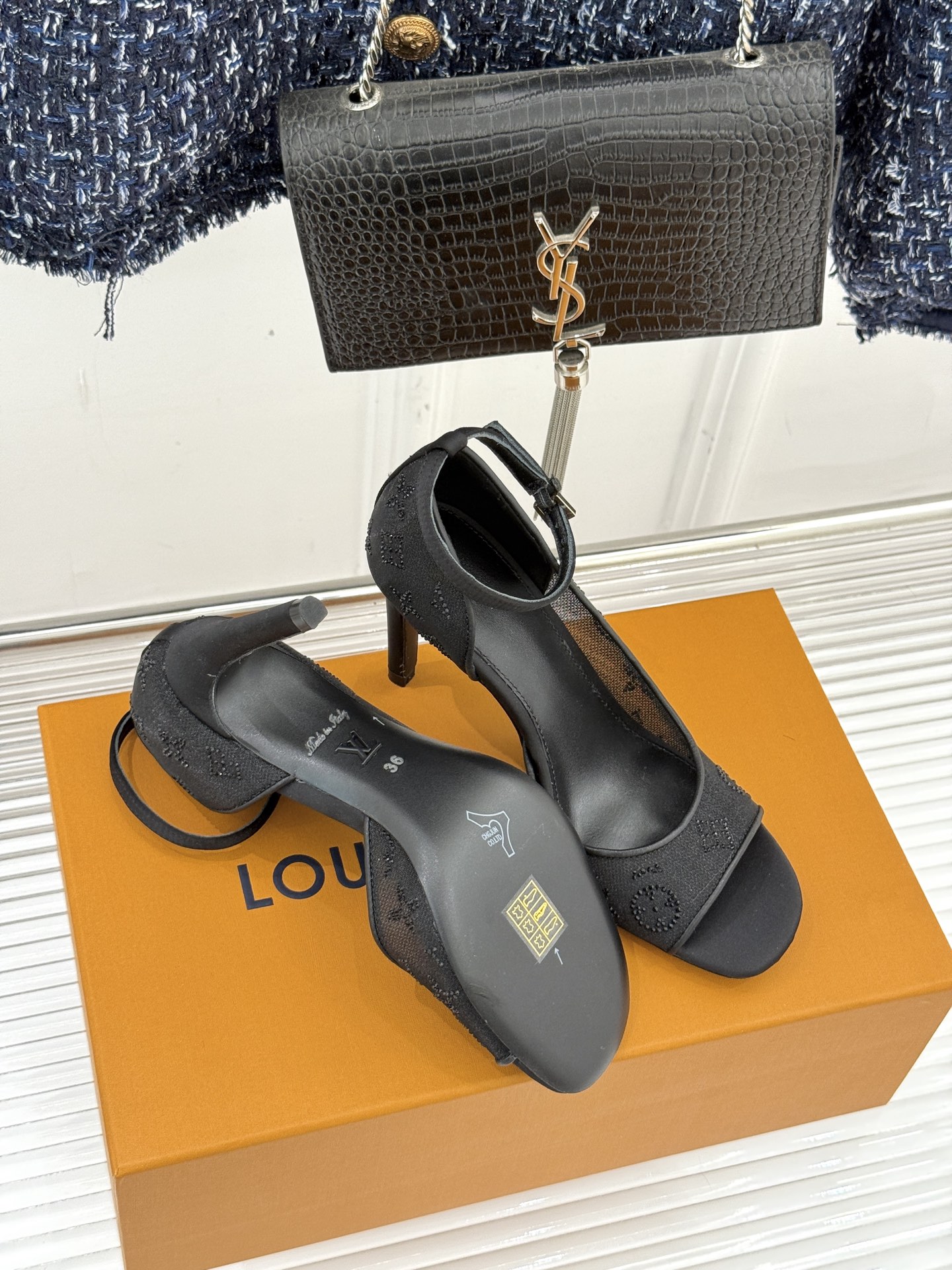 L*V驴牌经典春夏新品水钻网纱鱼嘴凉鞋经典设计而优雅 巧妙延伸腿部线条赋予双足精致美感 让身姿更显修长挺