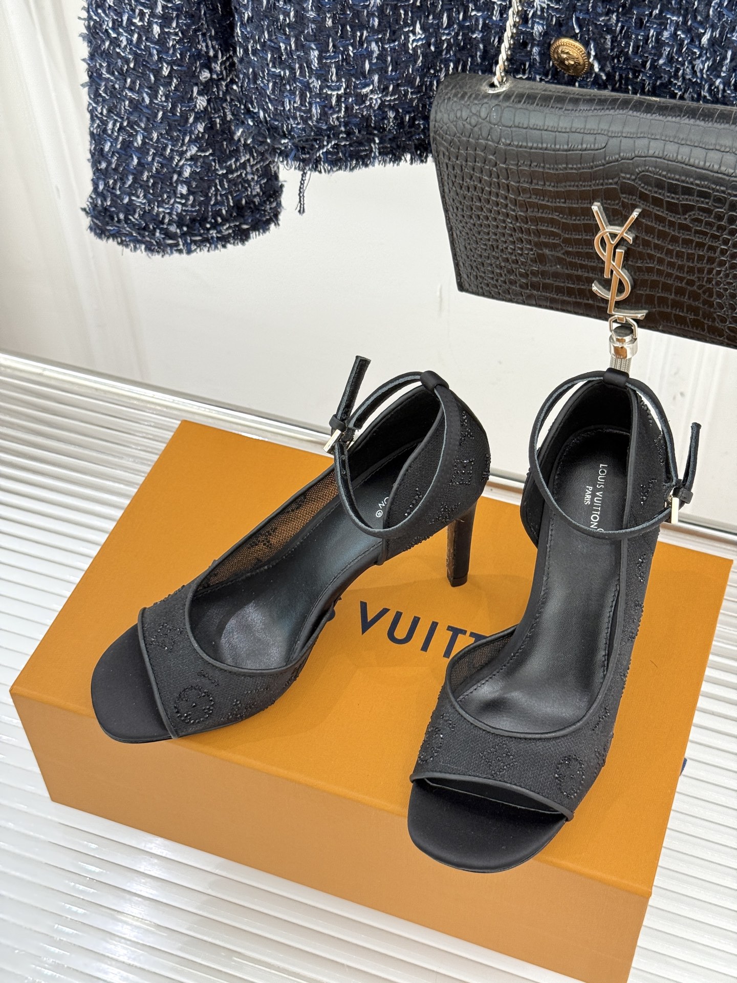 L*V驴牌经典春夏新品水钻网纱鱼嘴凉鞋经典设计而优雅 巧妙延伸腿部线条赋予双足精致美感 让身姿更显修长挺