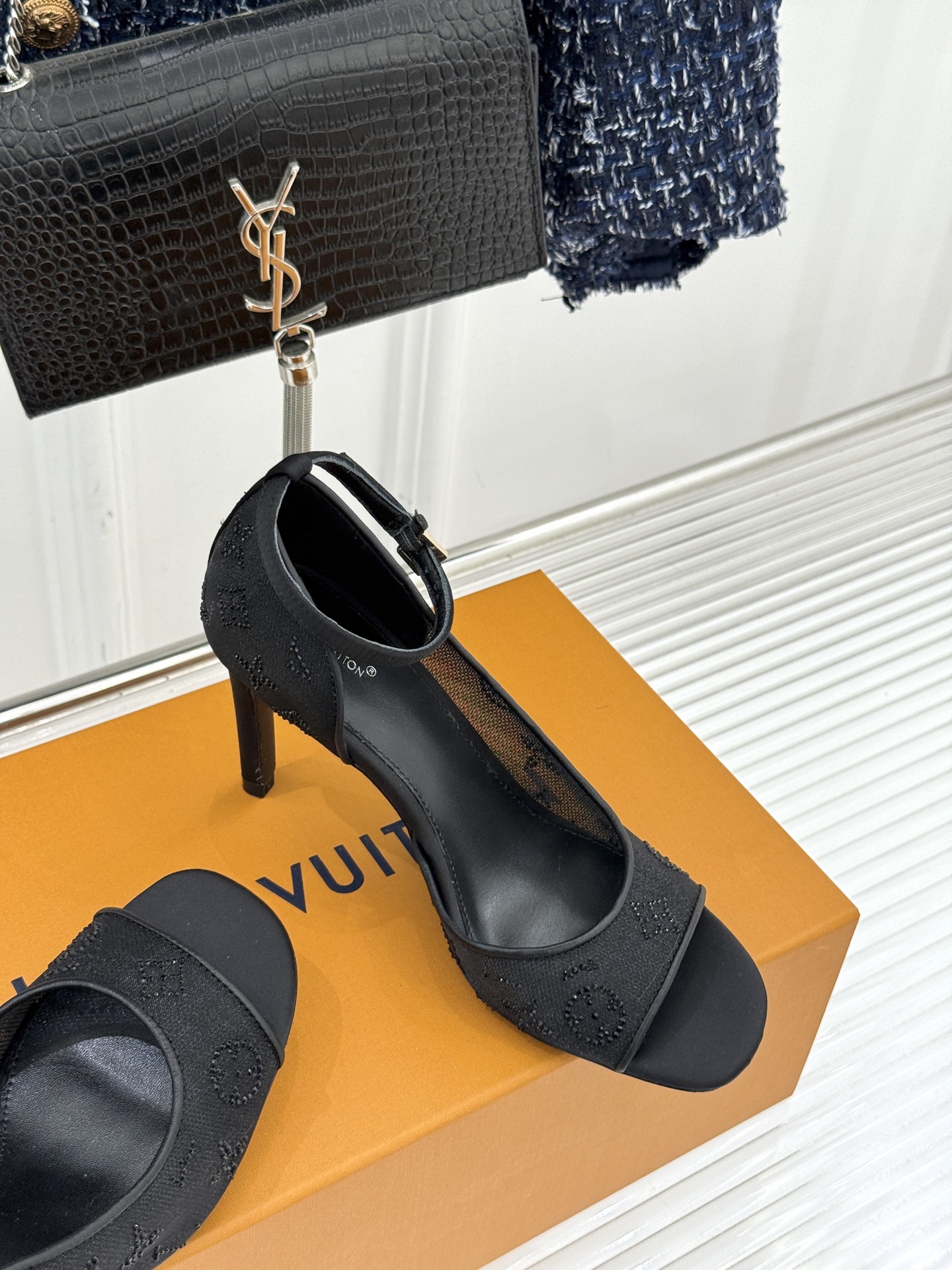 L*V驴牌经典春夏新品水钻网纱鱼嘴凉鞋经典设计而优雅 巧妙延伸腿部线条赋予双足精致美感 让身姿更显修长挺