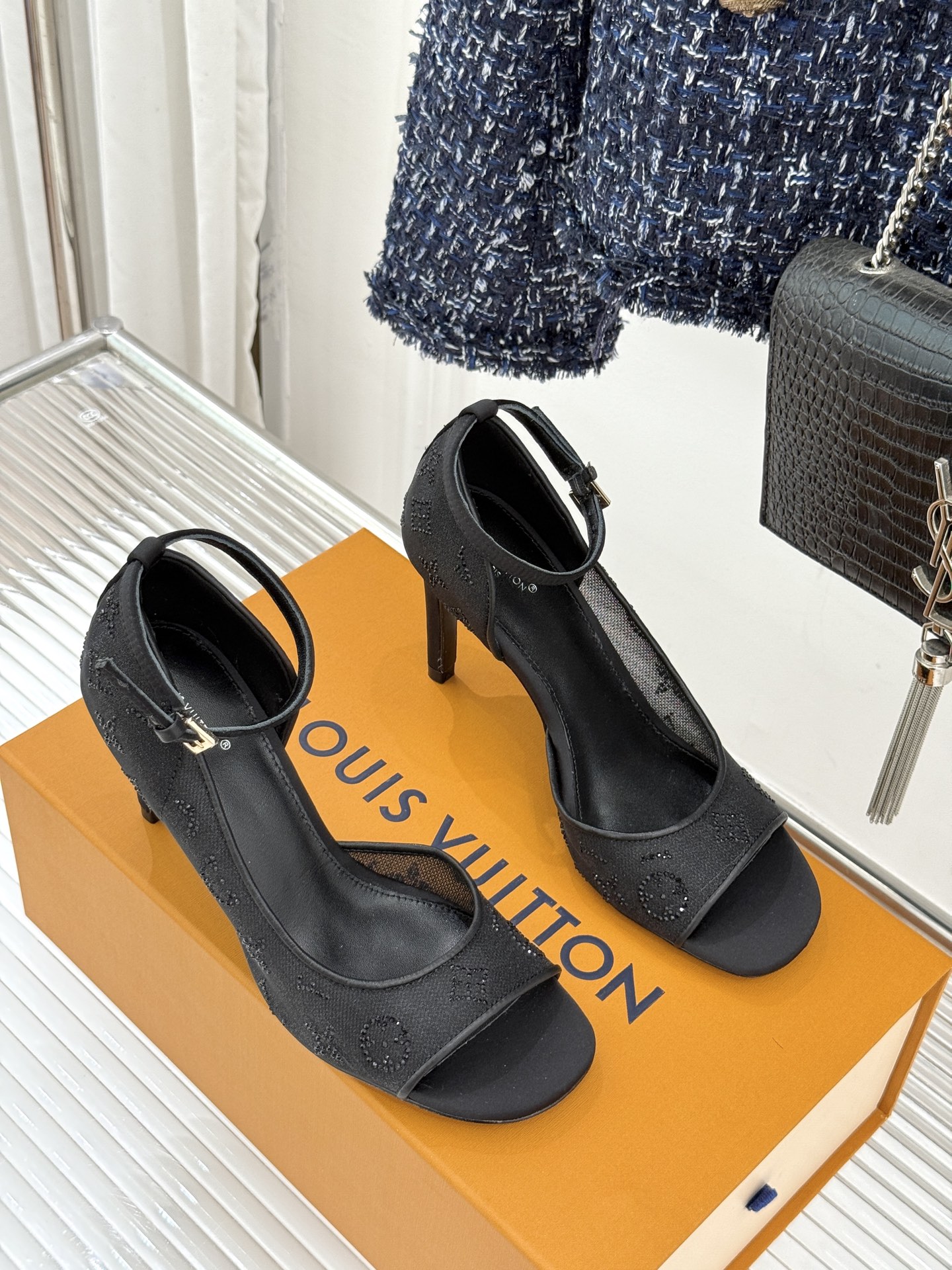 L*V驴牌经典春夏新品水钻网纱鱼嘴凉鞋经典设计而优雅 巧妙延伸腿部线条赋予双足精致美感 让身姿更显修长挺