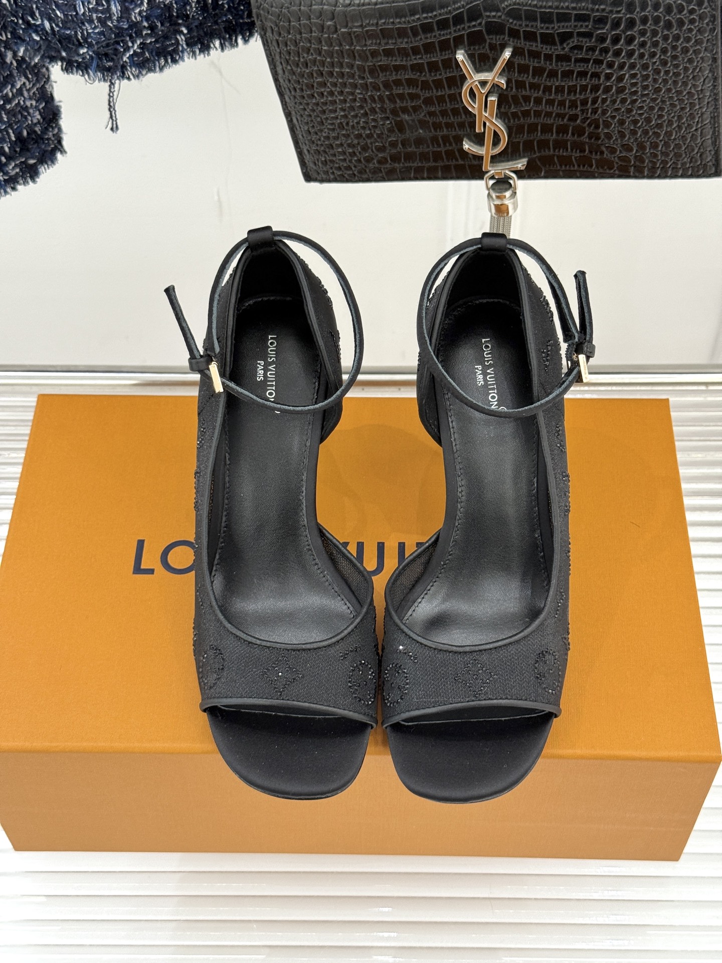 L*V驴牌经典春夏新品水钻网纱鱼嘴凉鞋经典设计而优雅 巧妙延伸腿部线条赋予双足精致美感 让身姿更显修长挺