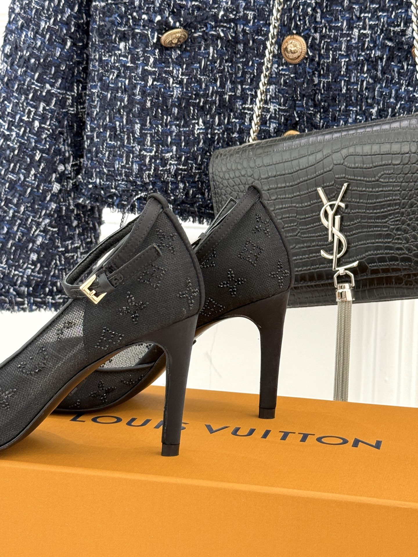 L*V驴牌经典春夏新品水钻网纱鱼嘴凉鞋经典设计而优雅 巧妙延伸腿部线条赋予双足精致美感 让身姿更显修长挺