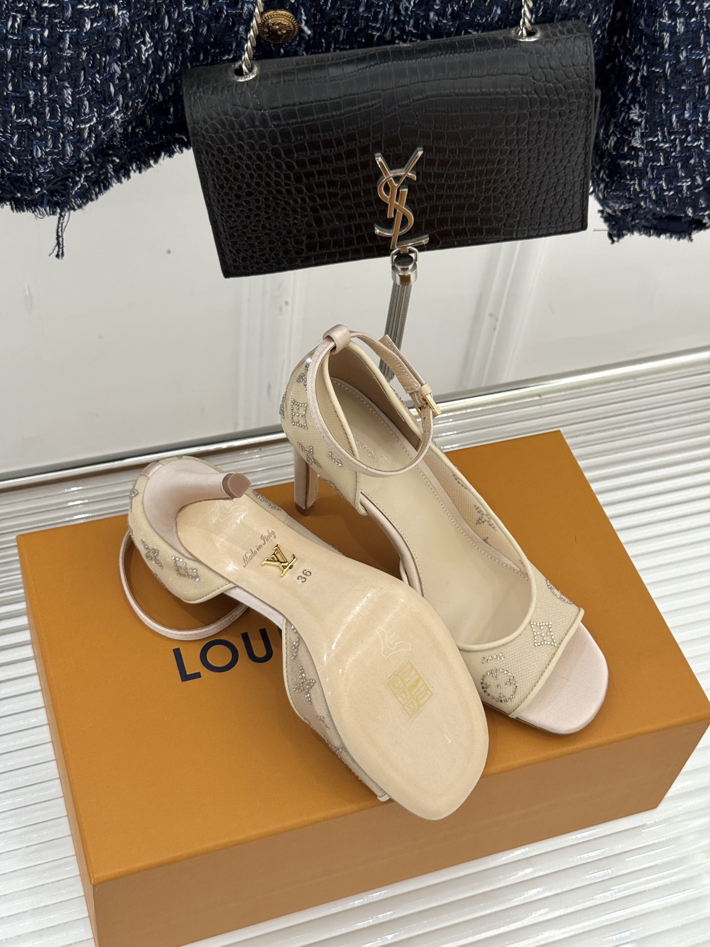 L*V驴牌经典春夏新品水钻网纱鱼嘴凉鞋经典设计而优雅 巧妙延伸腿部线条赋予双足精致美感 让身姿更显修长挺