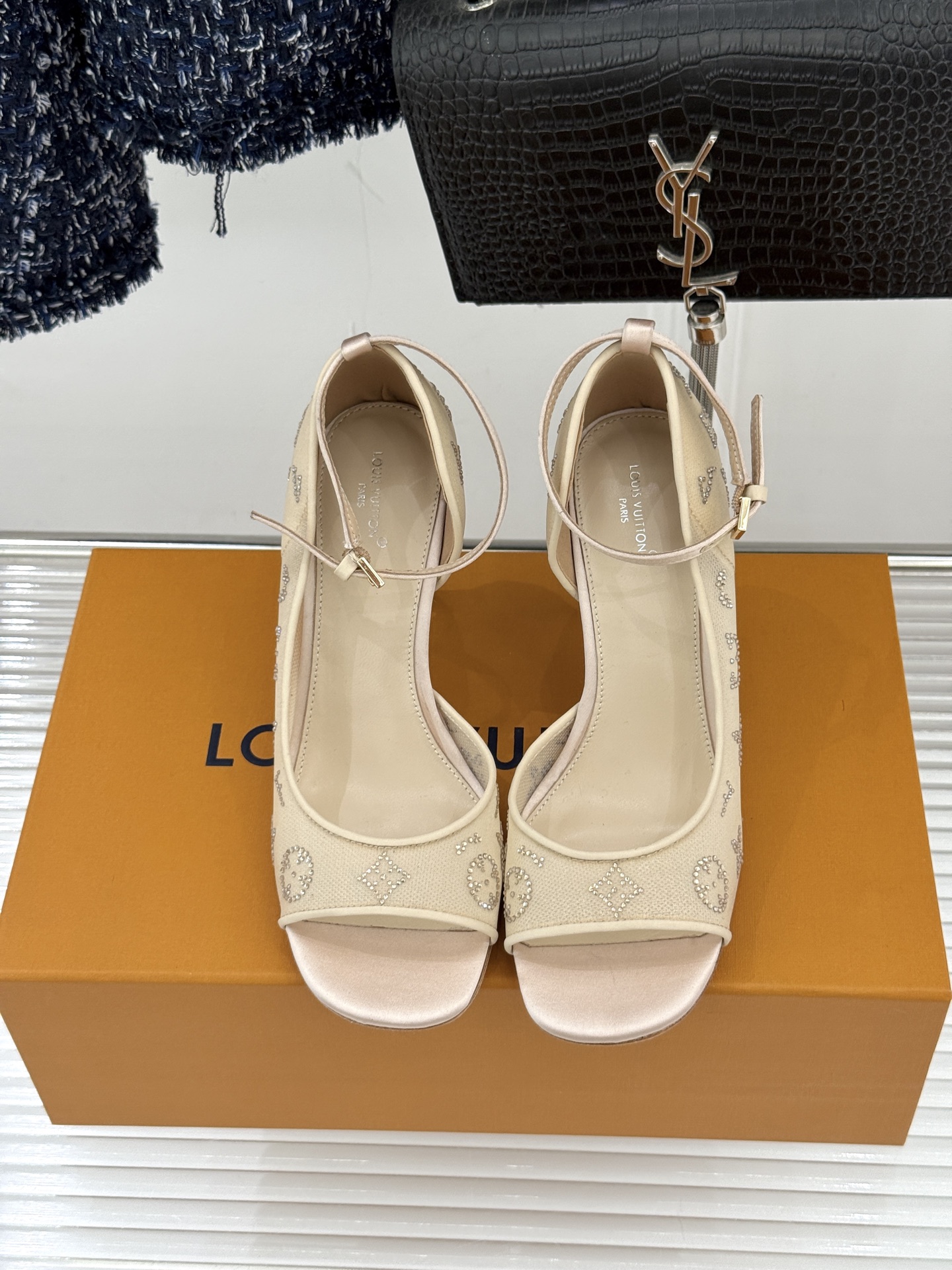 L*V驴牌经典春夏新品水钻网纱鱼嘴凉鞋经典设计而优雅 巧妙延伸腿部线条赋予双足精致美感 让身姿更显修长挺