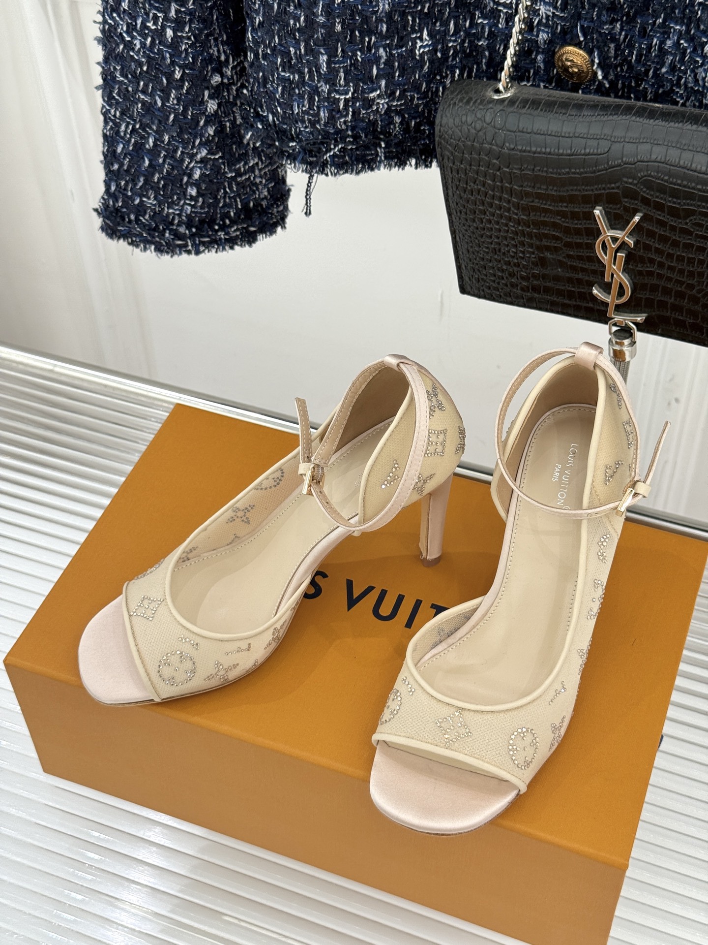 L*V驴牌经典春夏新品水钻网纱鱼嘴凉鞋经典设计而优雅 巧妙延伸腿部线条赋予双足精致美感 让身姿更显修长挺