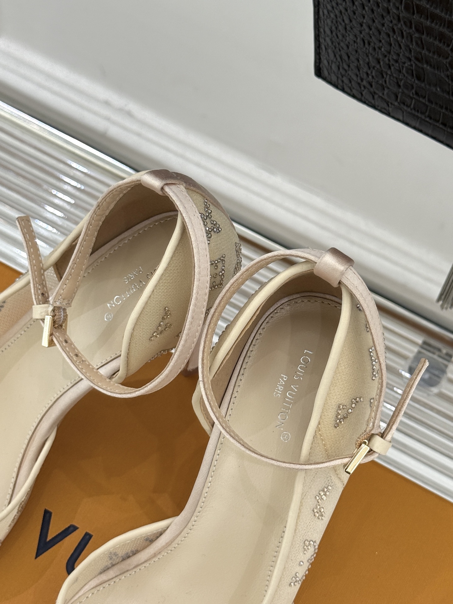 L*V驴牌经典春夏新品水钻网纱鱼嘴凉鞋经典设计而优雅 巧妙延伸腿部线条赋予双足精致美感 让身姿更显修长挺