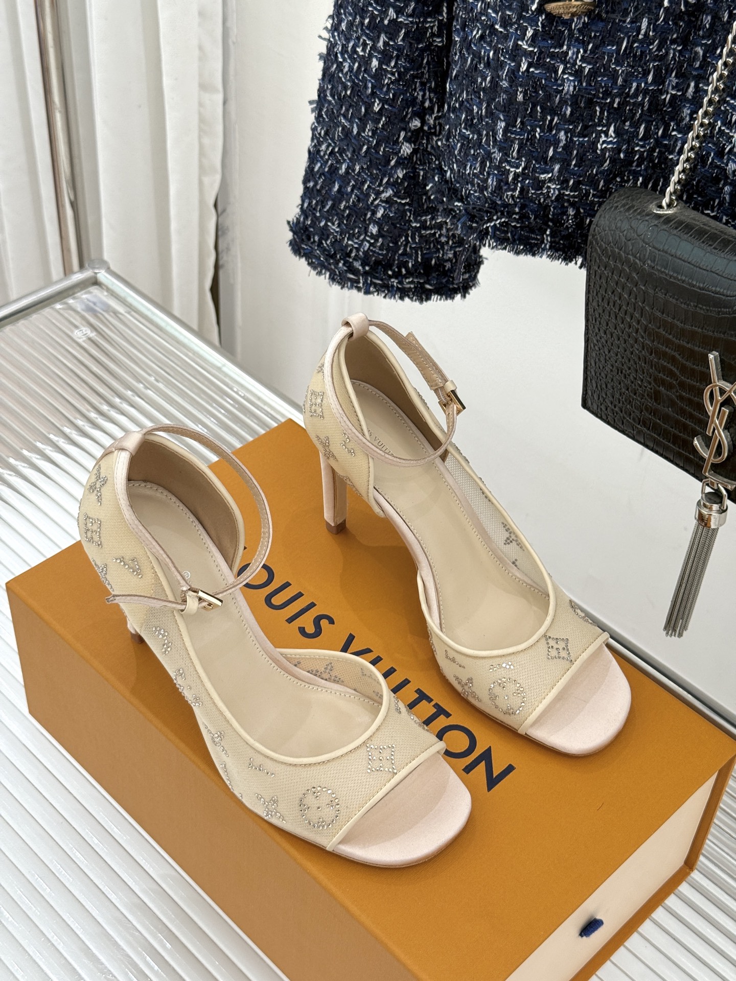 L*V驴牌经典春夏新品水钻网纱鱼嘴凉鞋经典设计而优雅 巧妙延伸腿部线条赋予双足精致美感 让身姿更显修长挺