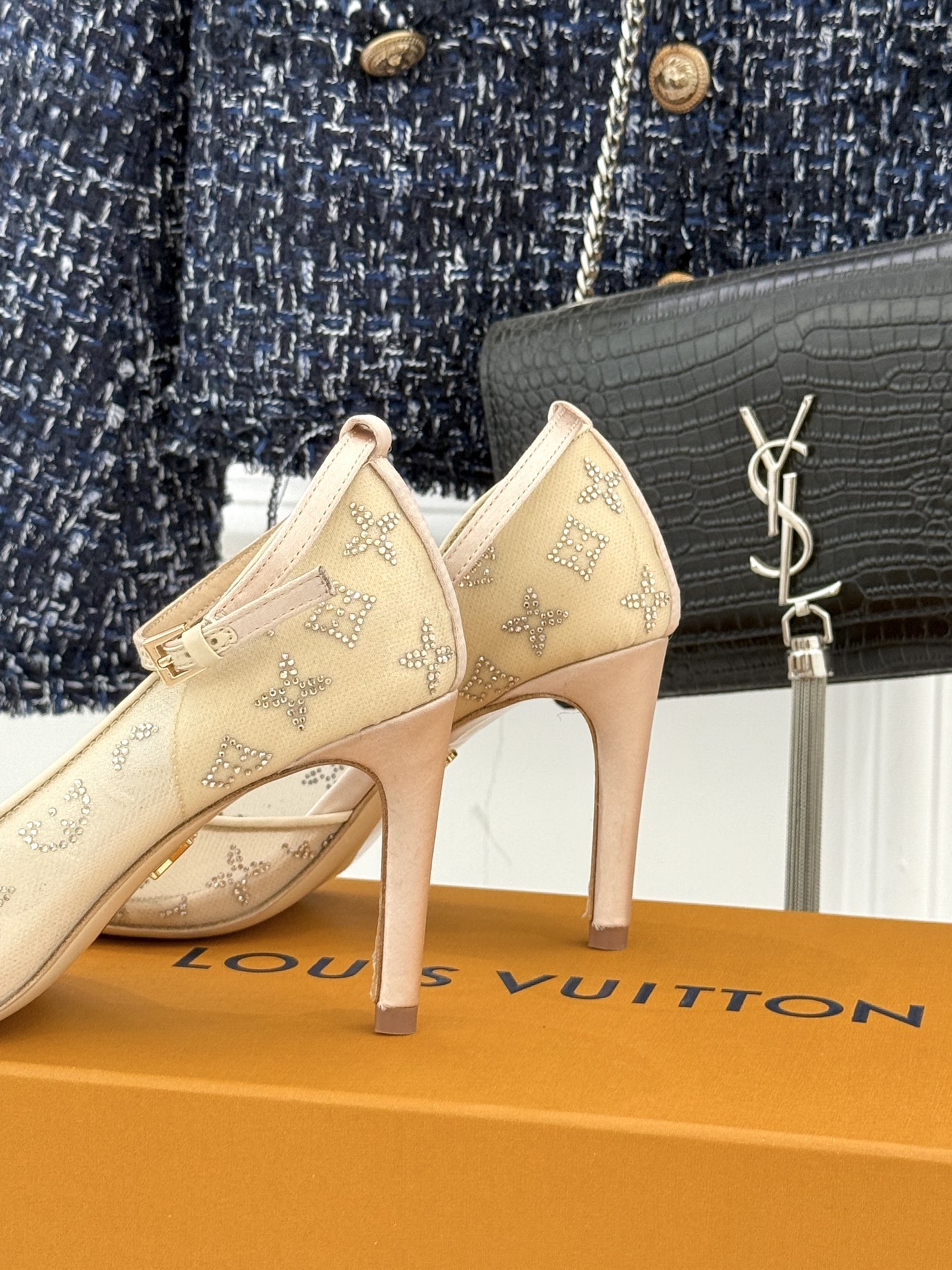 L*V驴牌经典春夏新品水钻网纱鱼嘴凉鞋经典设计而优雅 巧妙延伸腿部线条赋予双足精致美感 让身姿更显修长挺