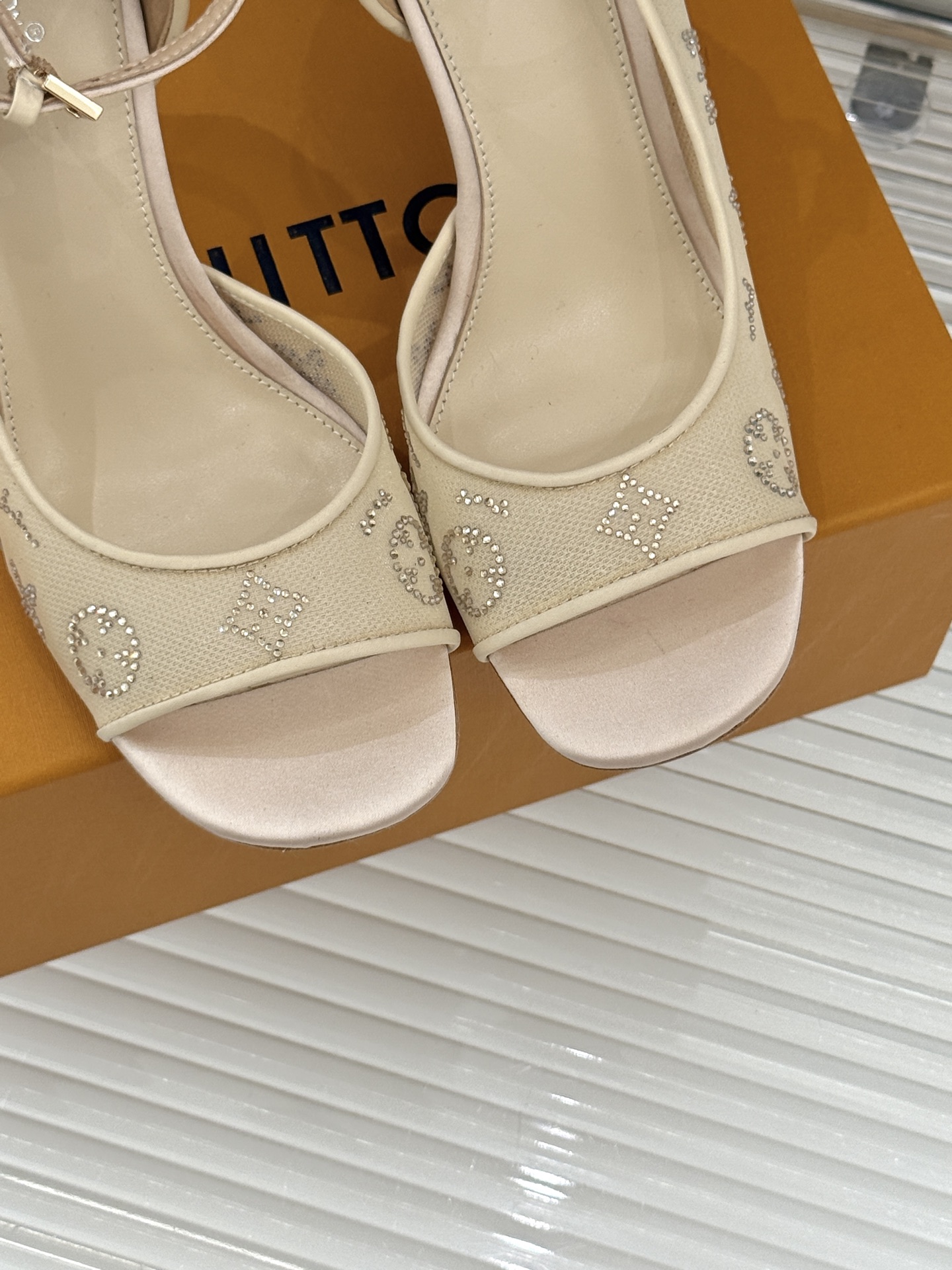 L*V驴牌经典春夏新品水钻网纱鱼嘴凉鞋经典设计而优雅 巧妙延伸腿部线条赋予双足精致美感 让身姿更显修长挺