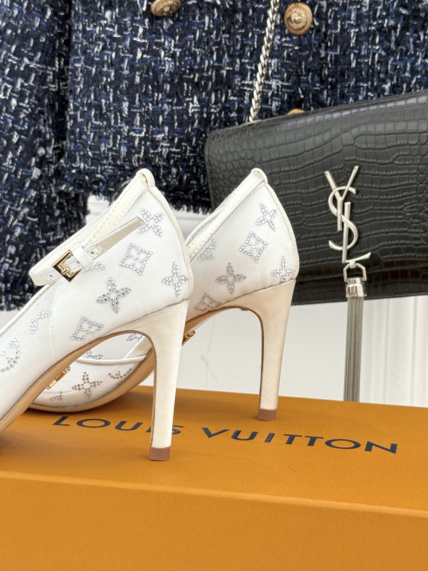 L*V驴牌经典春夏新品水钻网纱鱼嘴凉鞋经典设计而优雅 巧妙延伸腿部线条赋予双足精致美感 让身姿更显修长挺