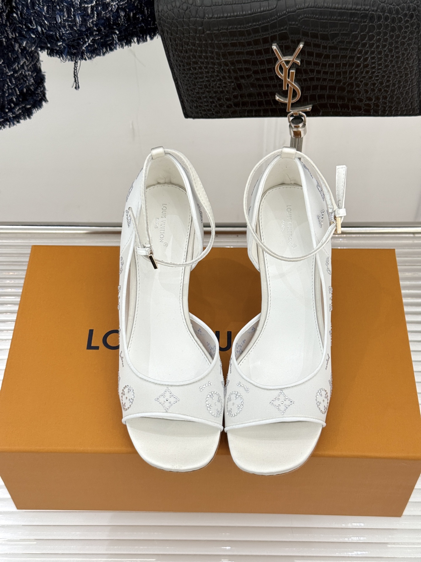 L*V驴牌经典春夏新品水钻网纱鱼嘴凉鞋经典设计而优雅 巧妙延伸腿部线条赋予双足精致美感 让身姿更显修长挺