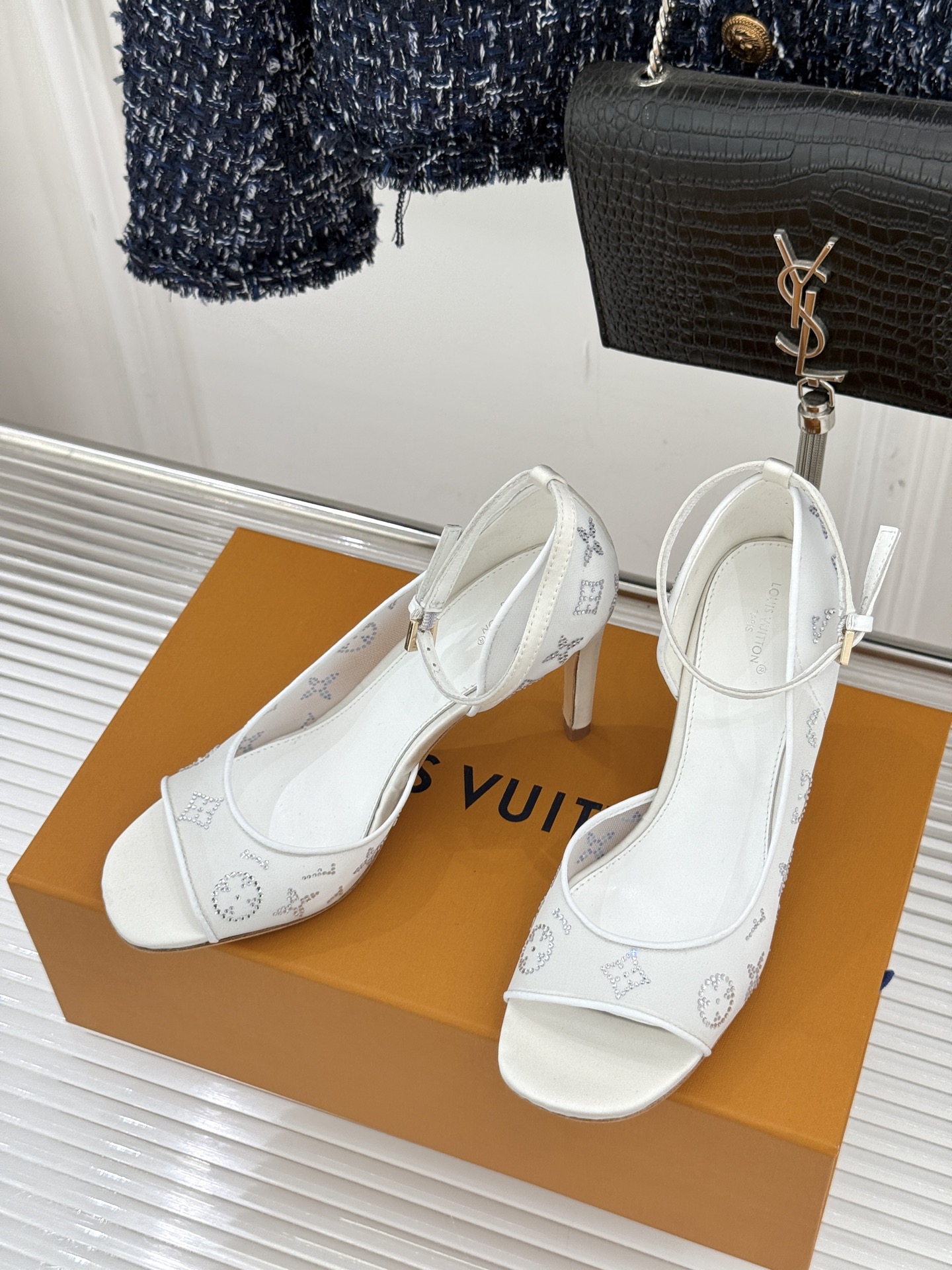 L*V驴牌经典春夏新品水钻网纱鱼嘴凉鞋经典设计而优雅 巧妙延伸腿部线条赋予双足精致美感 让身姿更显修长挺