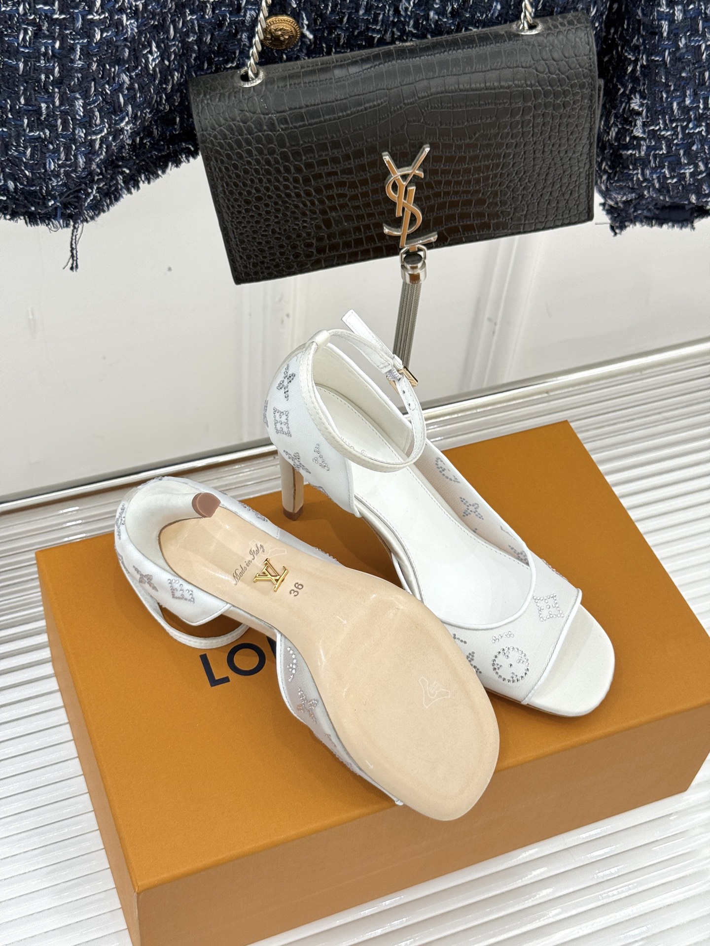 L*V驴牌经典春夏新品水钻网纱鱼嘴凉鞋经典设计而优雅 巧妙延伸腿部线条赋予双足精致美感 让身姿更显修长挺