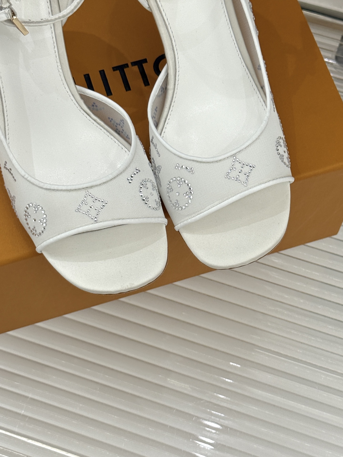 L*V驴牌经典春夏新品水钻网纱鱼嘴凉鞋经典设计而优雅 巧妙延伸腿部线条赋予双足精致美感 让身姿更显修长挺