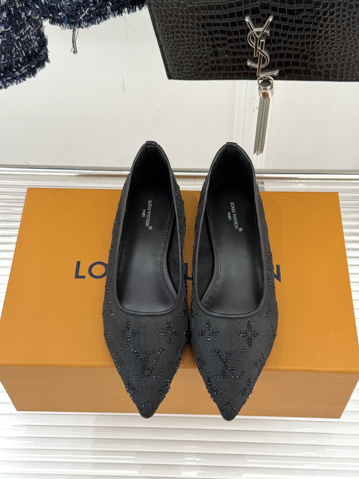 L*V驴牌经典春夏新品水钻网纱尖头单鞋尖头设计经典而优雅 巧妙延伸腿部线条赋予双足精致美感 让身姿更显修