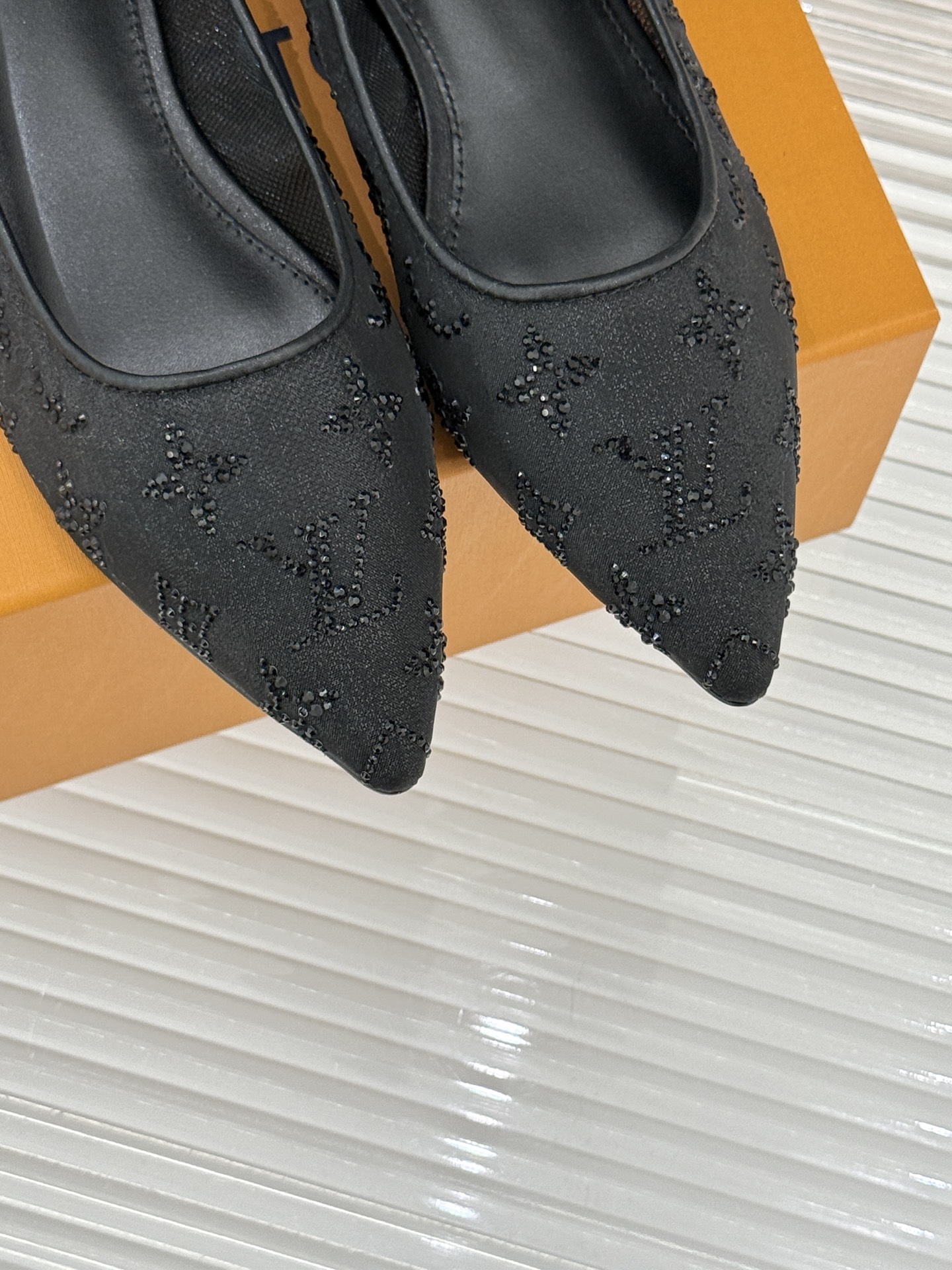 L*V驴牌经典春夏新品水钻网纱尖头单鞋尖头设计经典而优雅 巧妙延伸腿部线条赋予双足精致美感 让身姿更显修