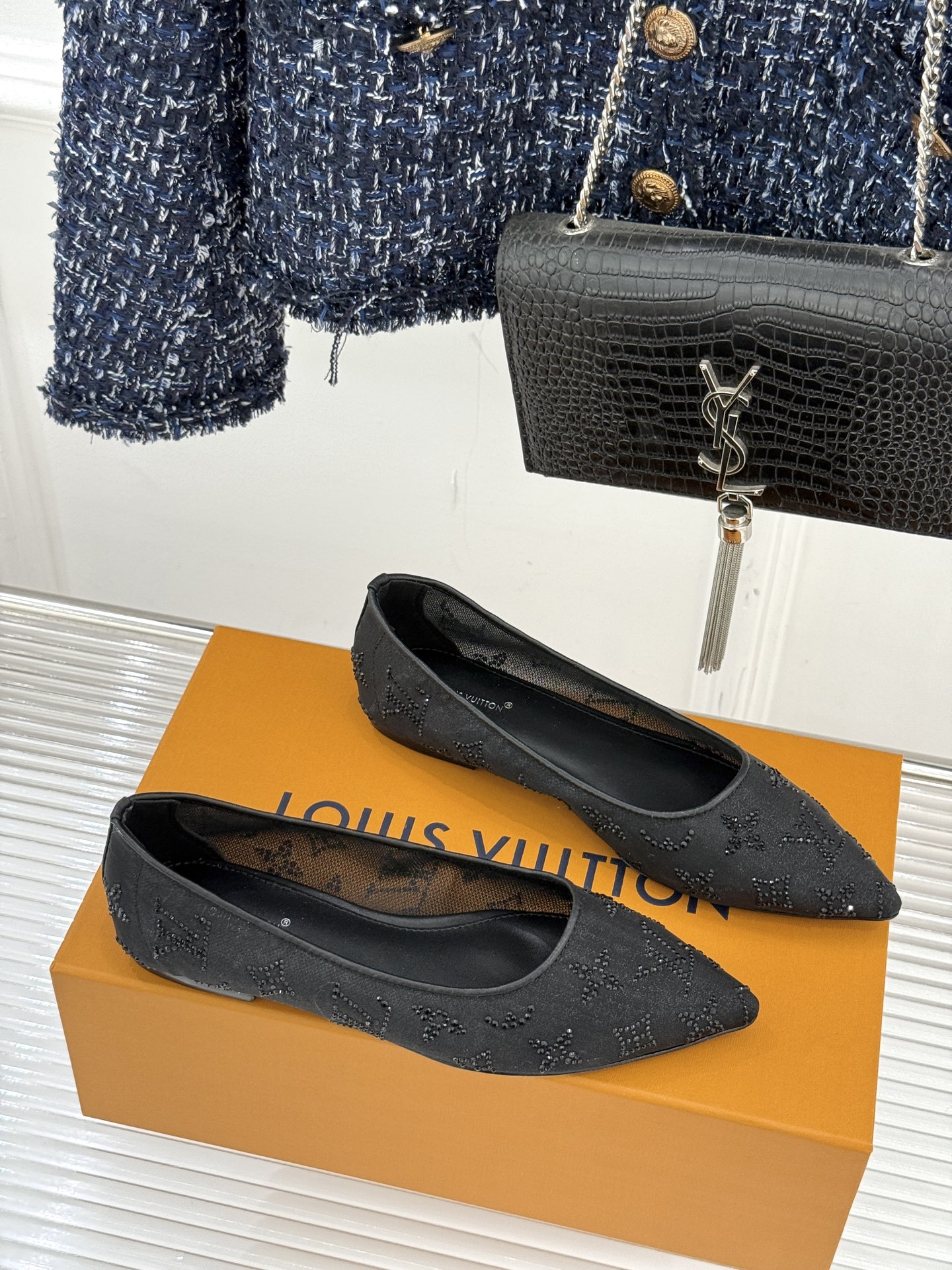 L*V驴牌经典春夏新品水钻网纱尖头单鞋尖头设计经典而优雅 巧妙延伸腿部线条赋予双足精致美感 让身姿更显修