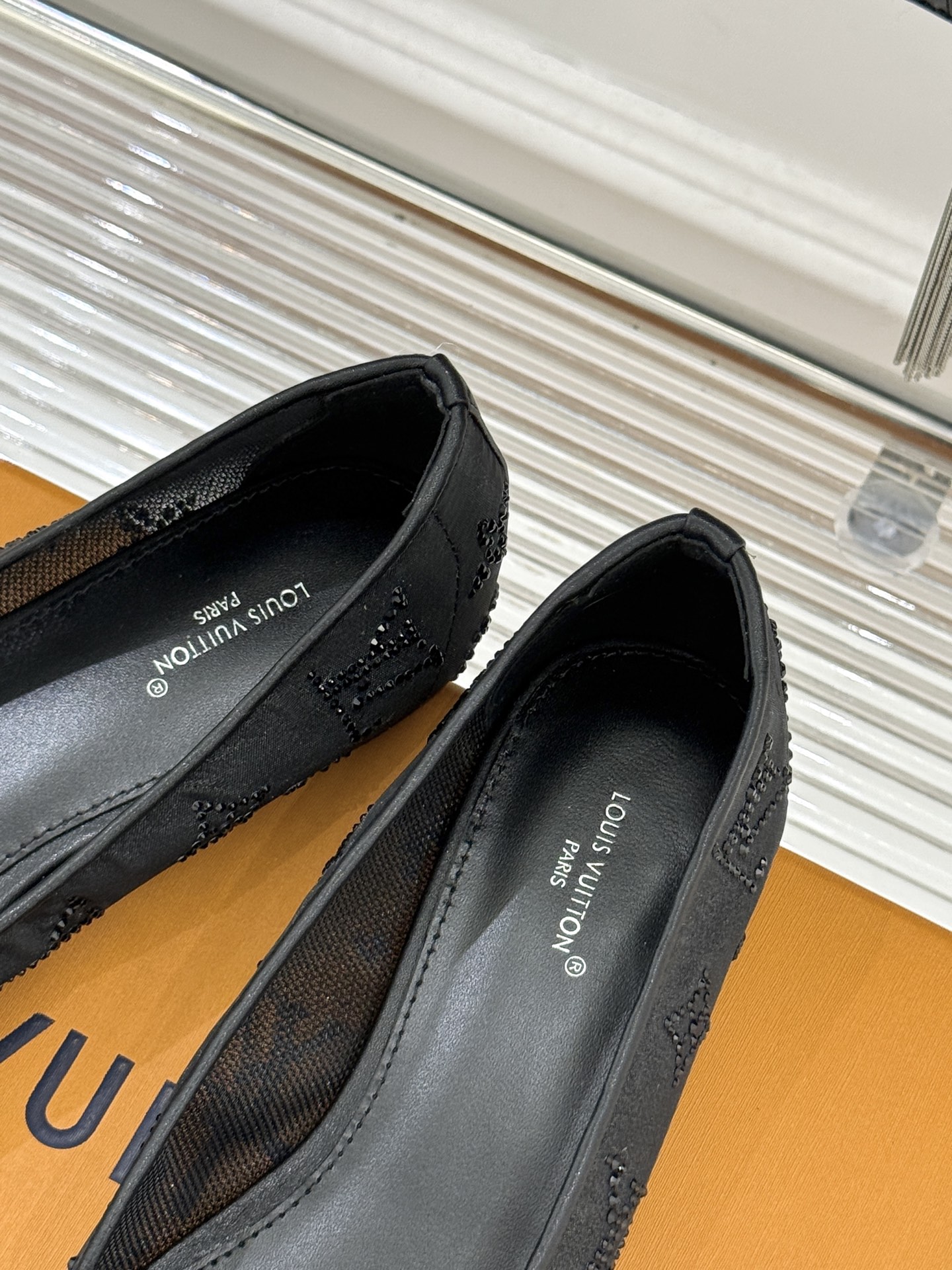 L*V驴牌经典春夏新品水钻网纱尖头单鞋尖头设计经典而优雅 巧妙延伸腿部线条赋予双足精致美感 让身姿更显修