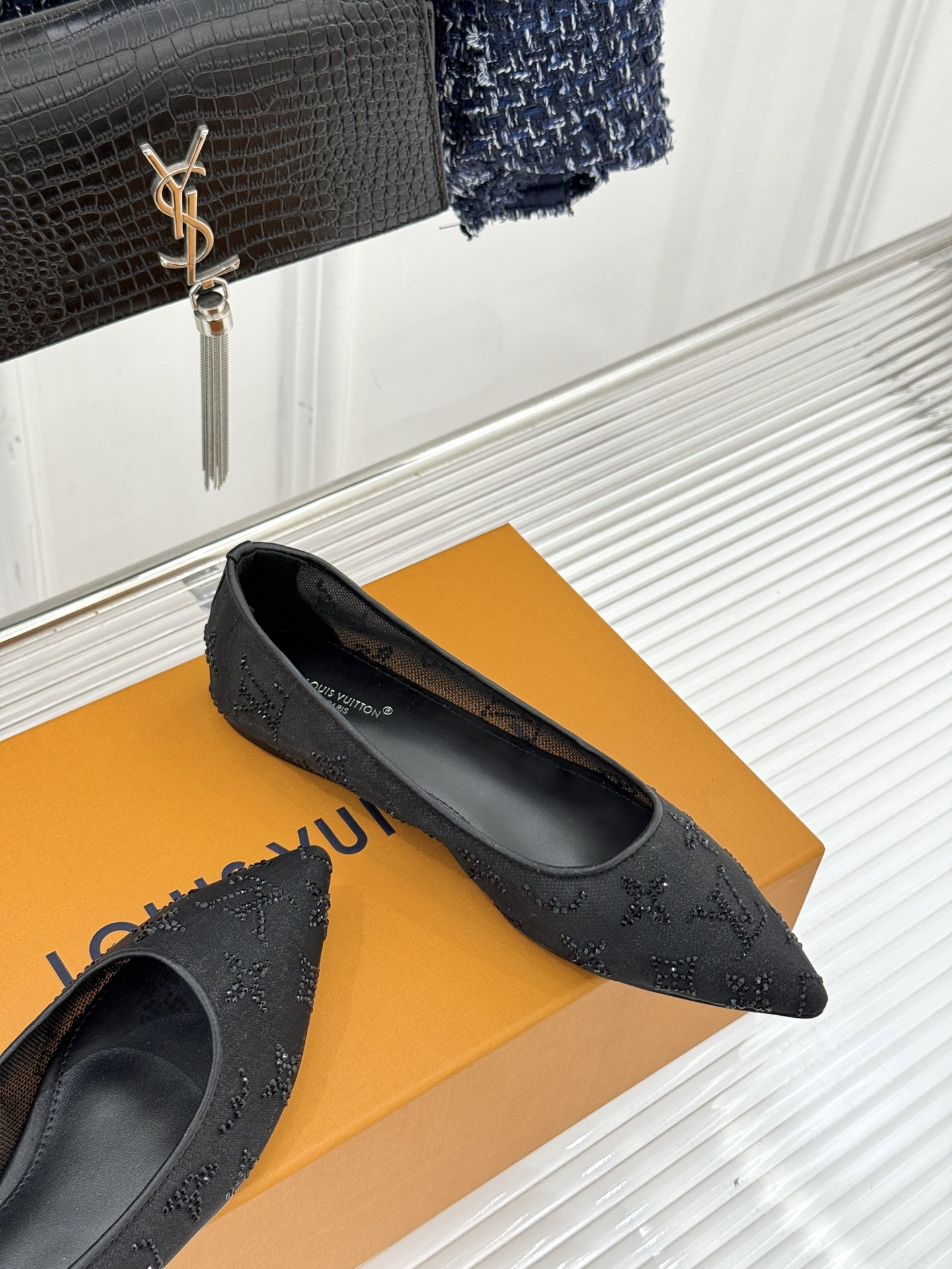 L*V驴牌经典春夏新品水钻网纱尖头单鞋尖头设计经典而优雅 巧妙延伸腿部线条赋予双足精致美感 让身姿更显修