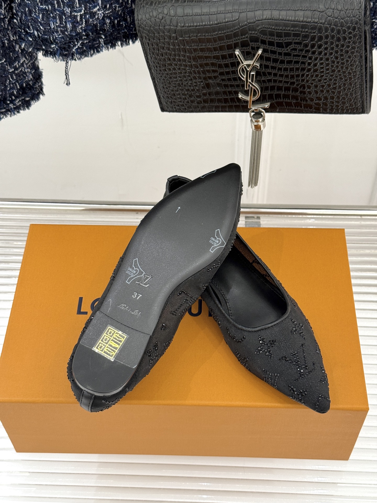 L*V驴牌经典春夏新品水钻网纱尖头单鞋尖头设计经典而优雅 巧妙延伸腿部线条赋予双足精致美感 让身姿更显修