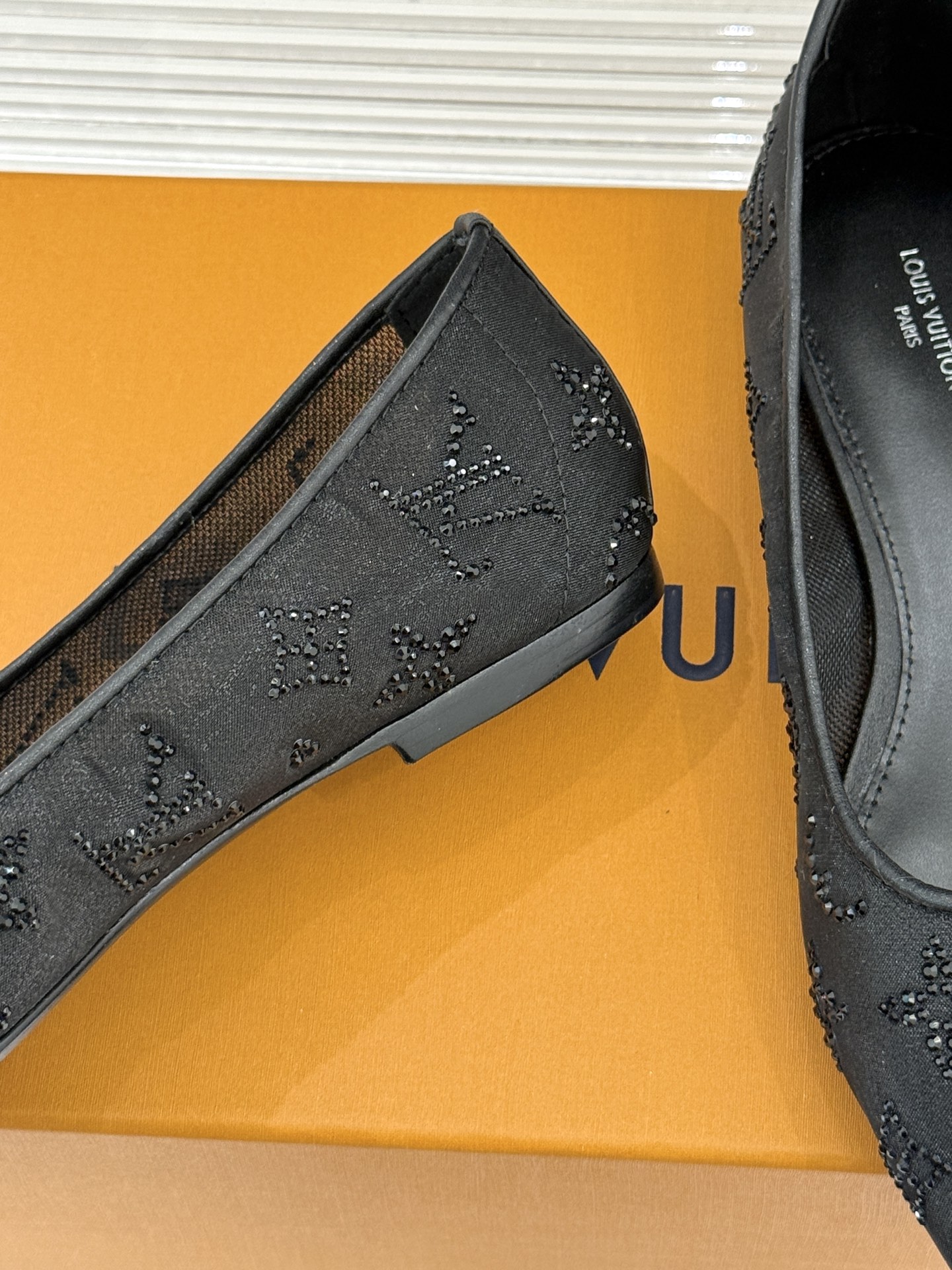 L*V驴牌经典春夏新品水钻网纱尖头单鞋尖头设计经典而优雅 巧妙延伸腿部线条赋予双足精致美感 让身姿更显修