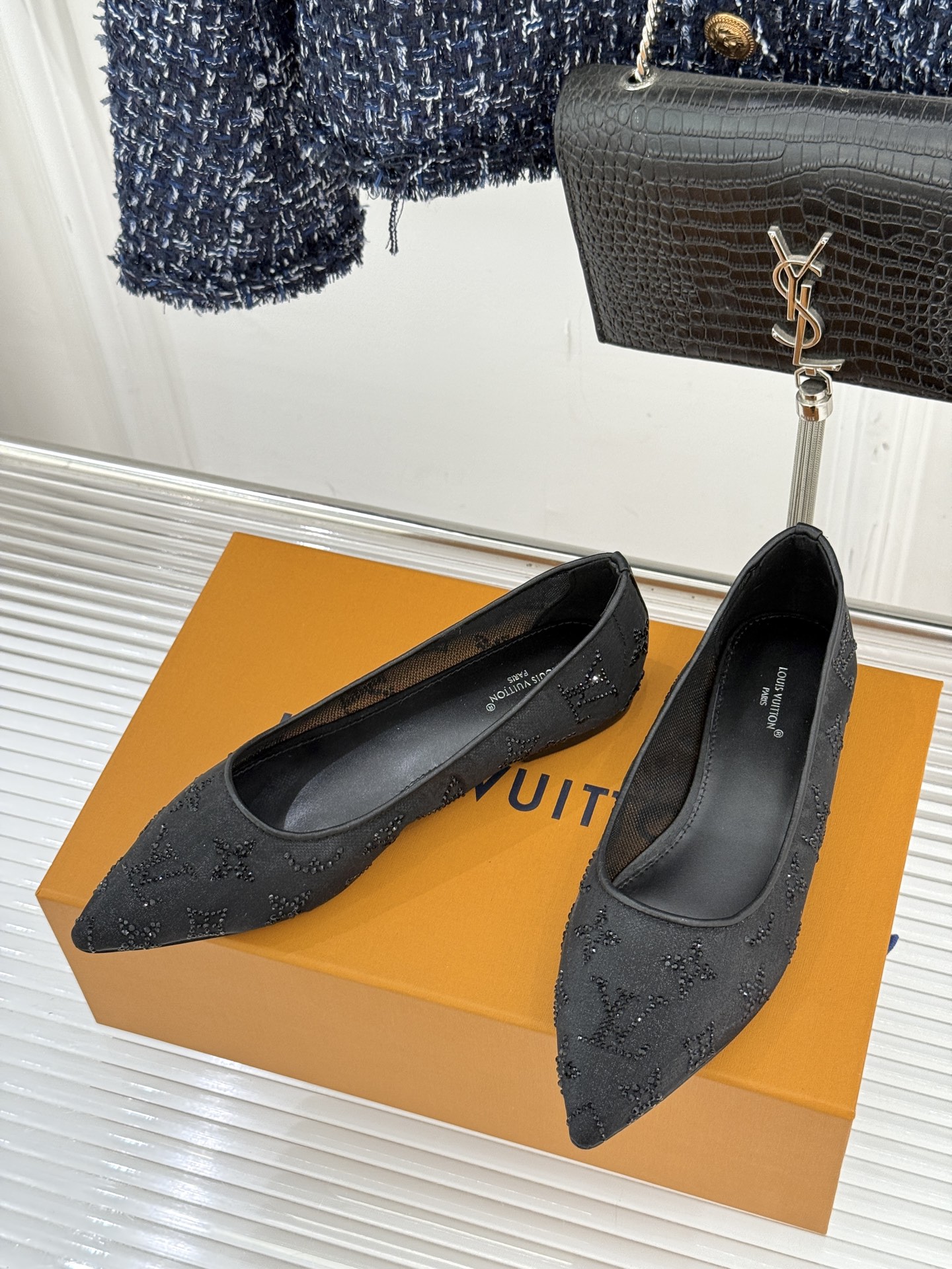 L*V驴牌经典春夏新品水钻网纱尖头单鞋尖头设计经典而优雅 巧妙延伸腿部线条赋予双足精致美感 让身姿更显修