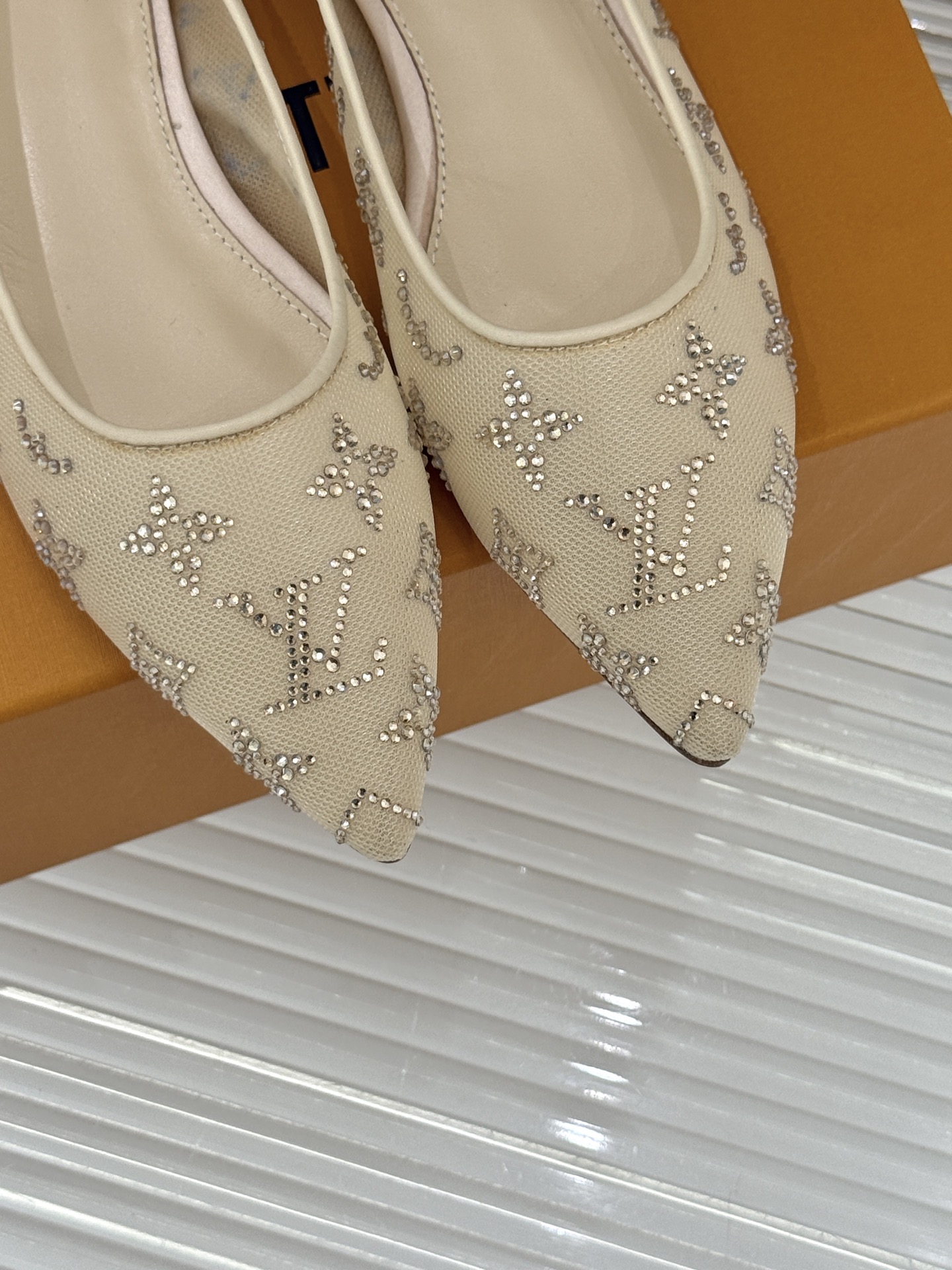 L*V驴牌经典春夏新品水钻网纱尖头单鞋尖头设计经典而优雅 巧妙延伸腿部线条赋予双足精致美感 让身姿更显修