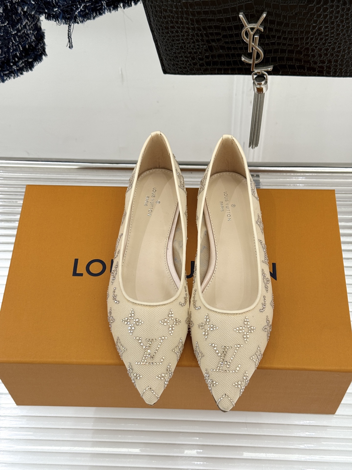 L*V驴牌经典春夏新品水钻网纱尖头单鞋尖头设计经典而优雅 巧妙延伸腿部线条赋予双足精致美感 让身姿更显修