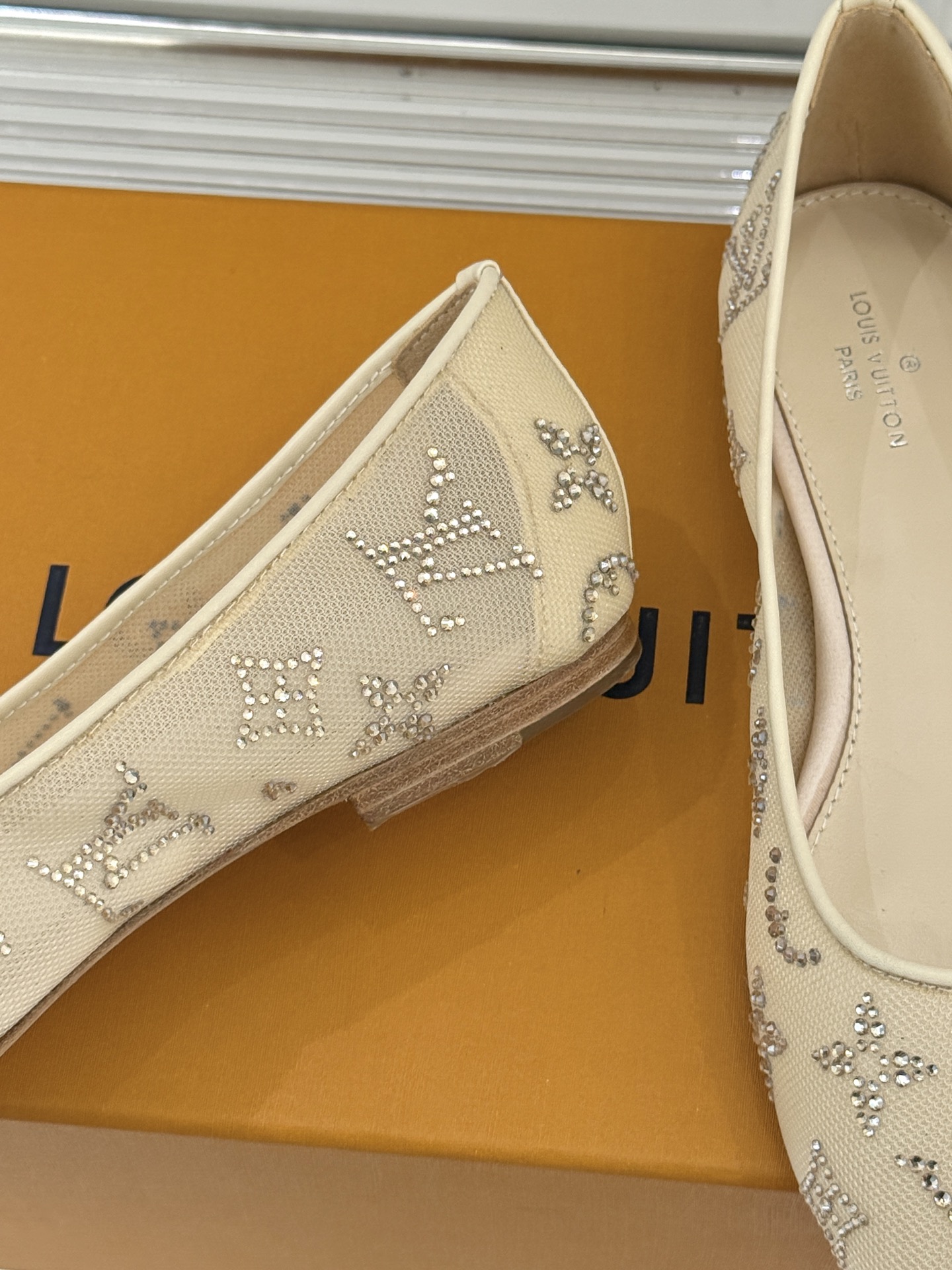 L*V驴牌经典春夏新品水钻网纱尖头单鞋尖头设计经典而优雅 巧妙延伸腿部线条赋予双足精致美感 让身姿更显修