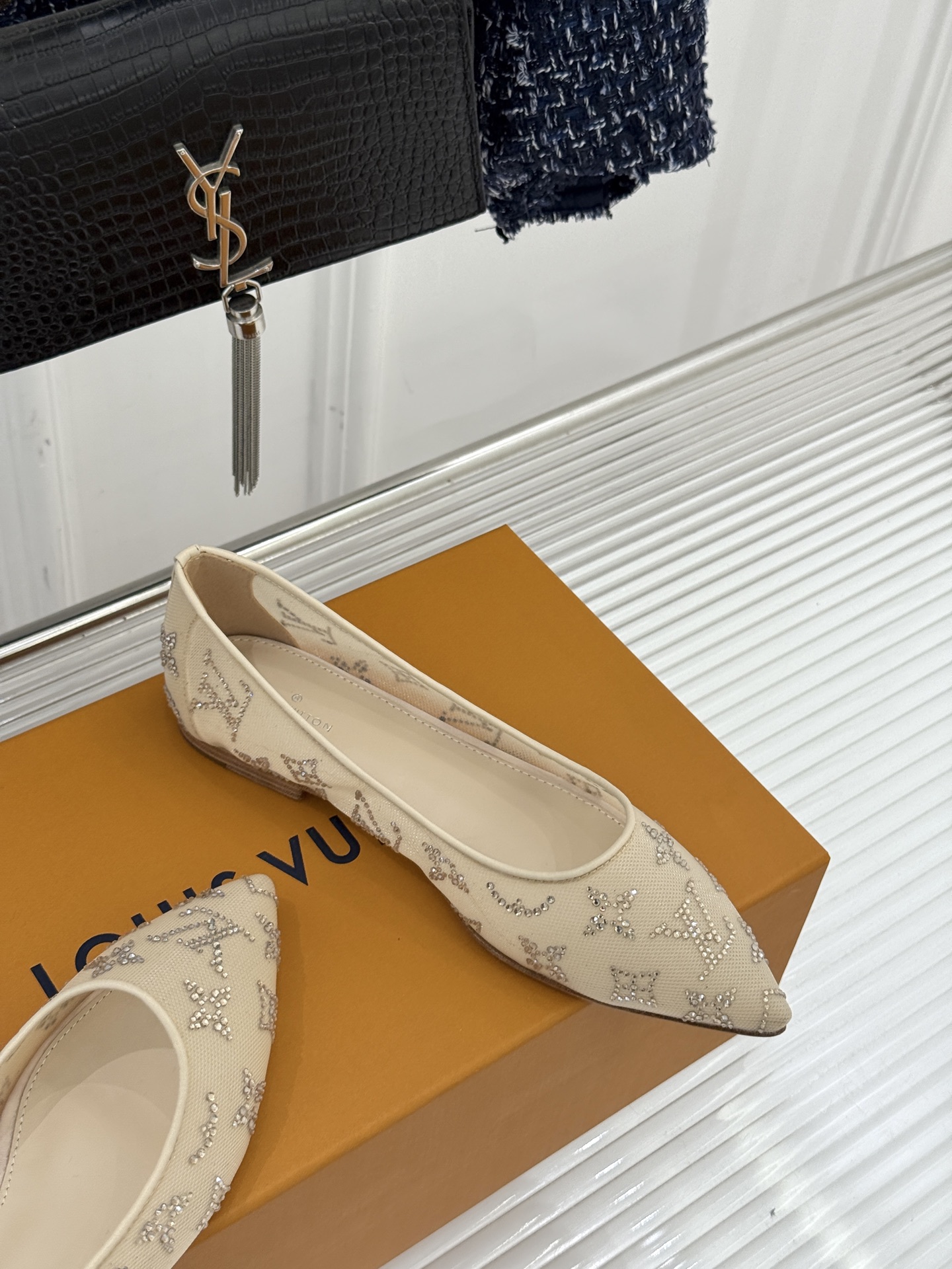 L*V驴牌经典春夏新品水钻网纱尖头单鞋尖头设计经典而优雅 巧妙延伸腿部线条赋予双足精致美感 让身姿更显修