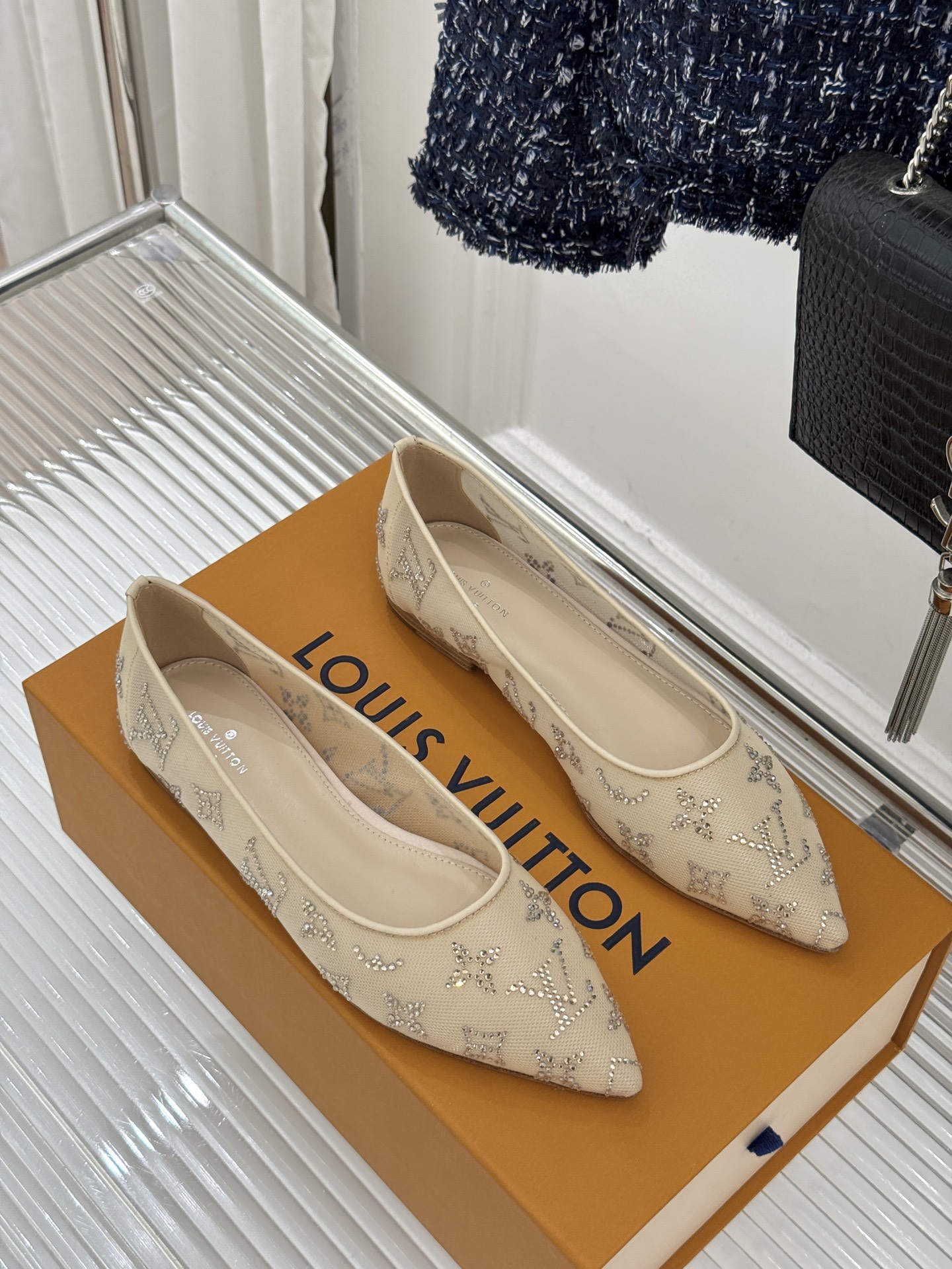 L*V驴牌经典春夏新品水钻网纱尖头单鞋尖头设计经典而优雅 巧妙延伸腿部线条赋予双足精致美感 让身姿更显修