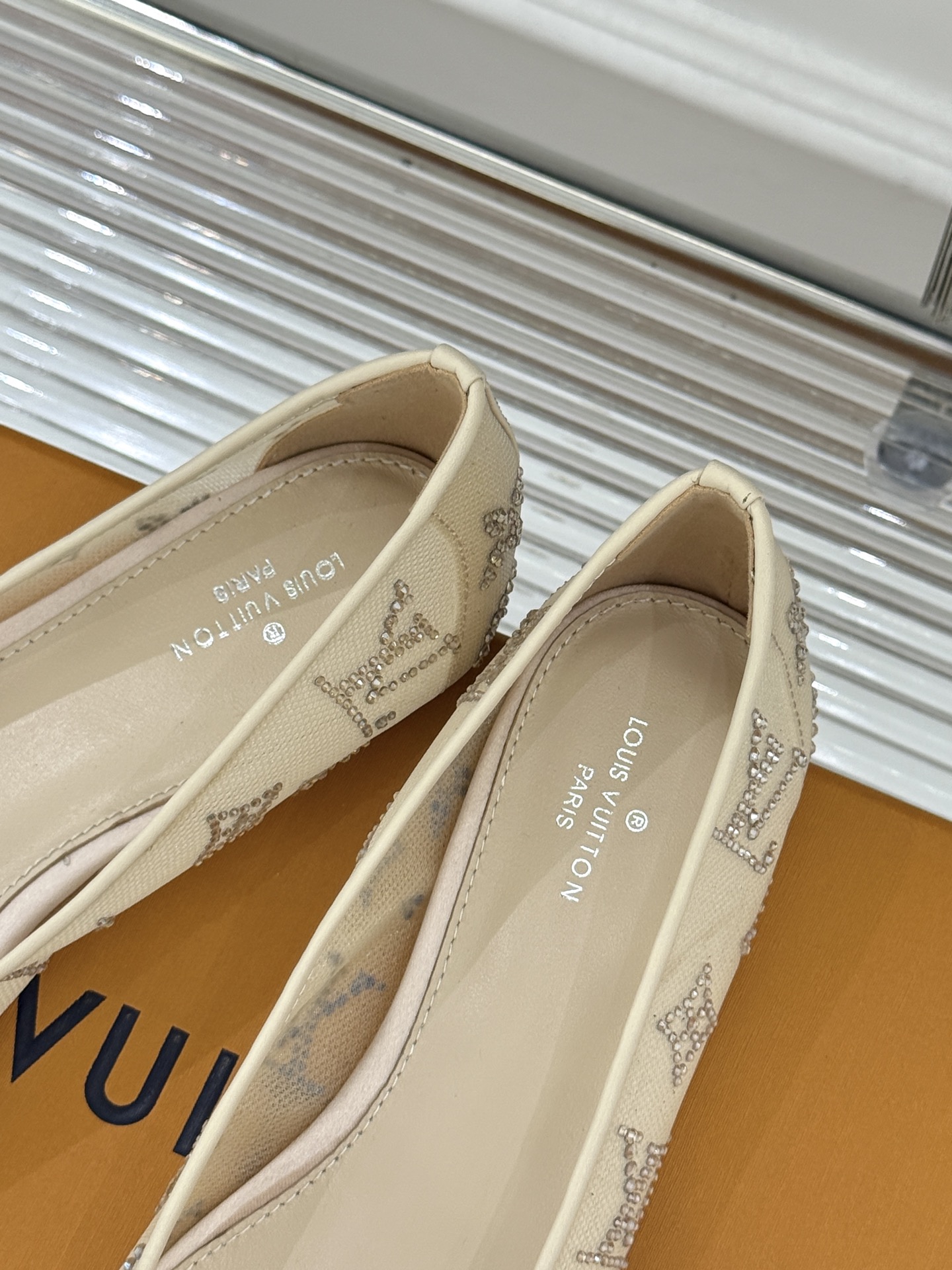 L*V驴牌经典春夏新品水钻网纱尖头单鞋尖头设计经典而优雅 巧妙延伸腿部线条赋予双足精致美感 让身姿更显修