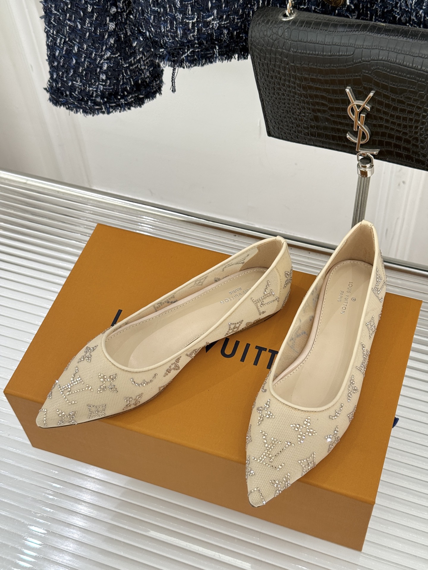 L*V驴牌经典春夏新品水钻网纱尖头单鞋尖头设计经典而优雅 巧妙延伸腿部线条赋予双足精致美感 让身姿更显修