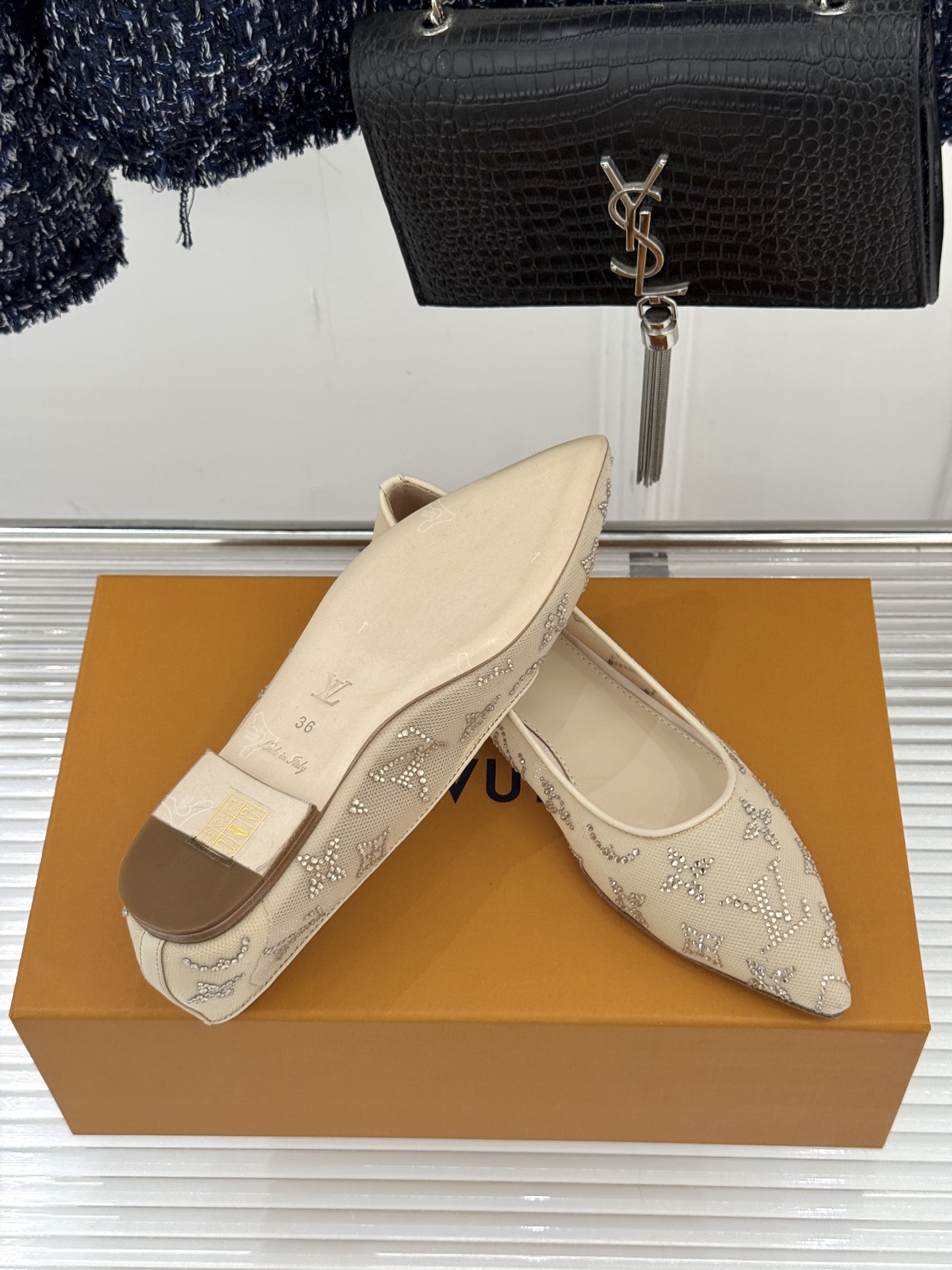 L*V驴牌经典春夏新品水钻网纱尖头单鞋尖头设计经典而优雅 巧妙延伸腿部线条赋予双足精致美感 让身姿更显修