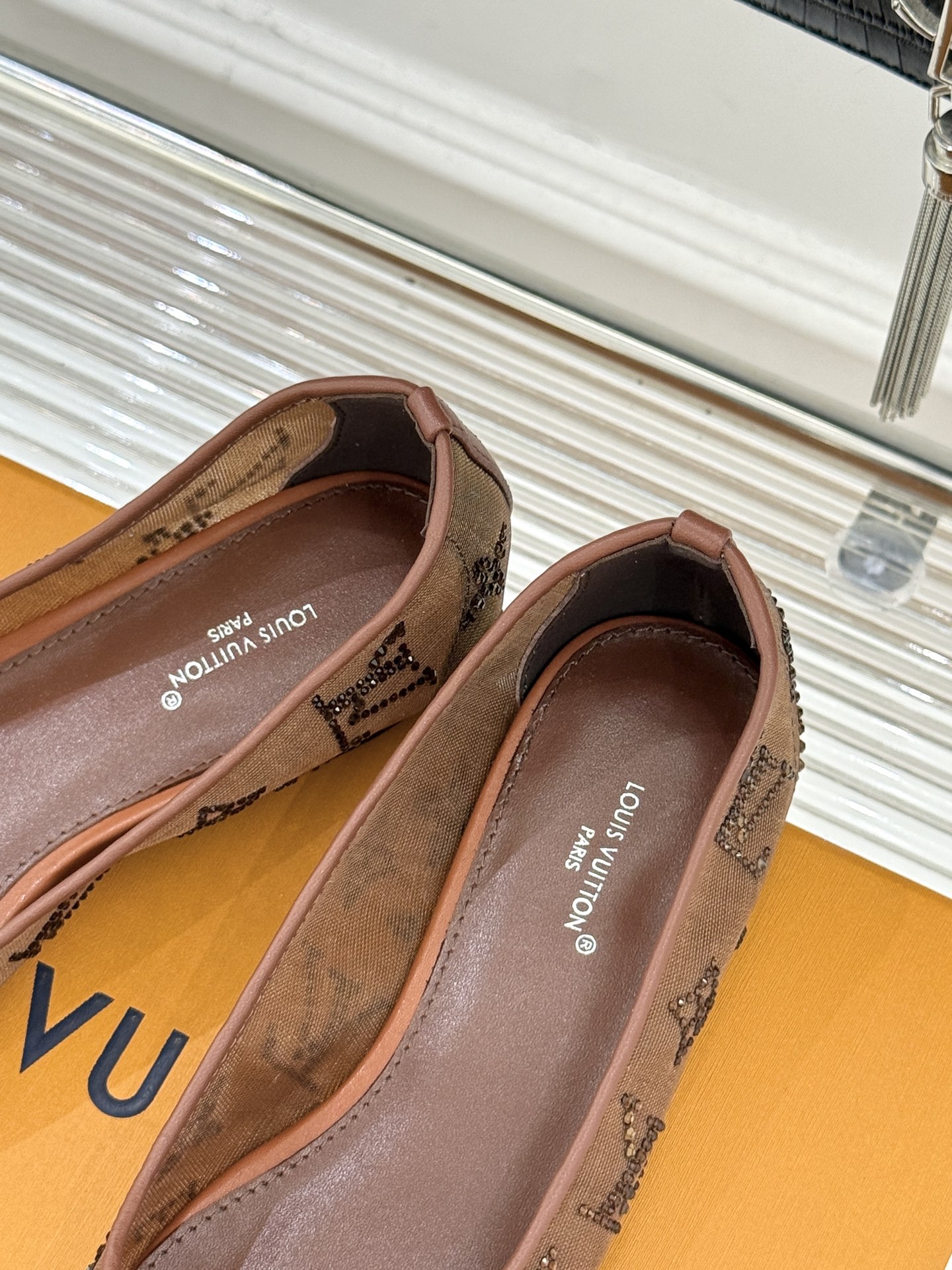 L*V驴牌经典春夏新品水钻网纱尖头单鞋尖头设计经典而优雅 巧妙延伸腿部线条赋予双足精致美感 让身姿更显修