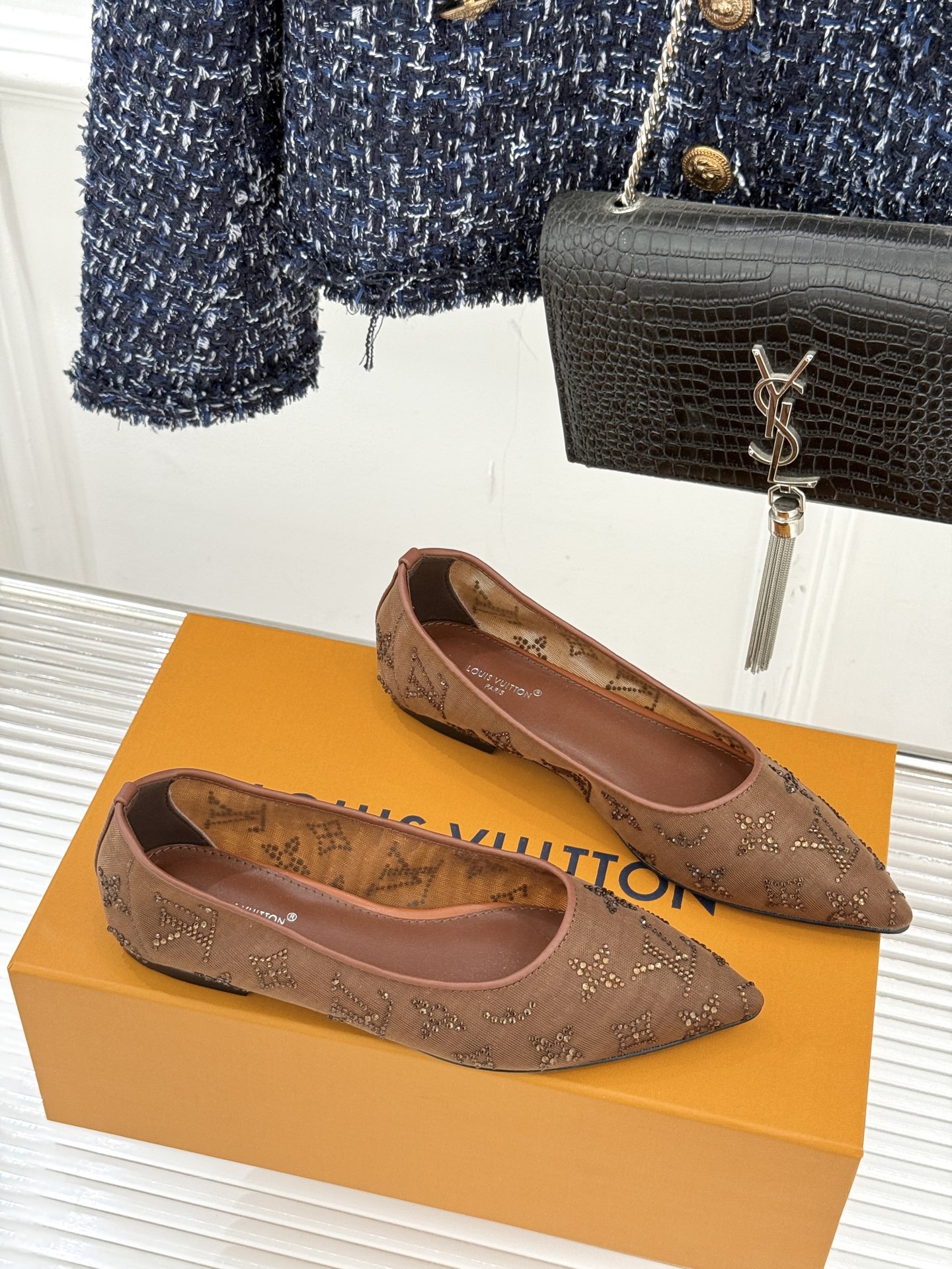 L*V驴牌经典春夏新品水钻网纱尖头单鞋尖头设计经典而优雅 巧妙延伸腿部线条赋予双足精致美感 让身姿更显修