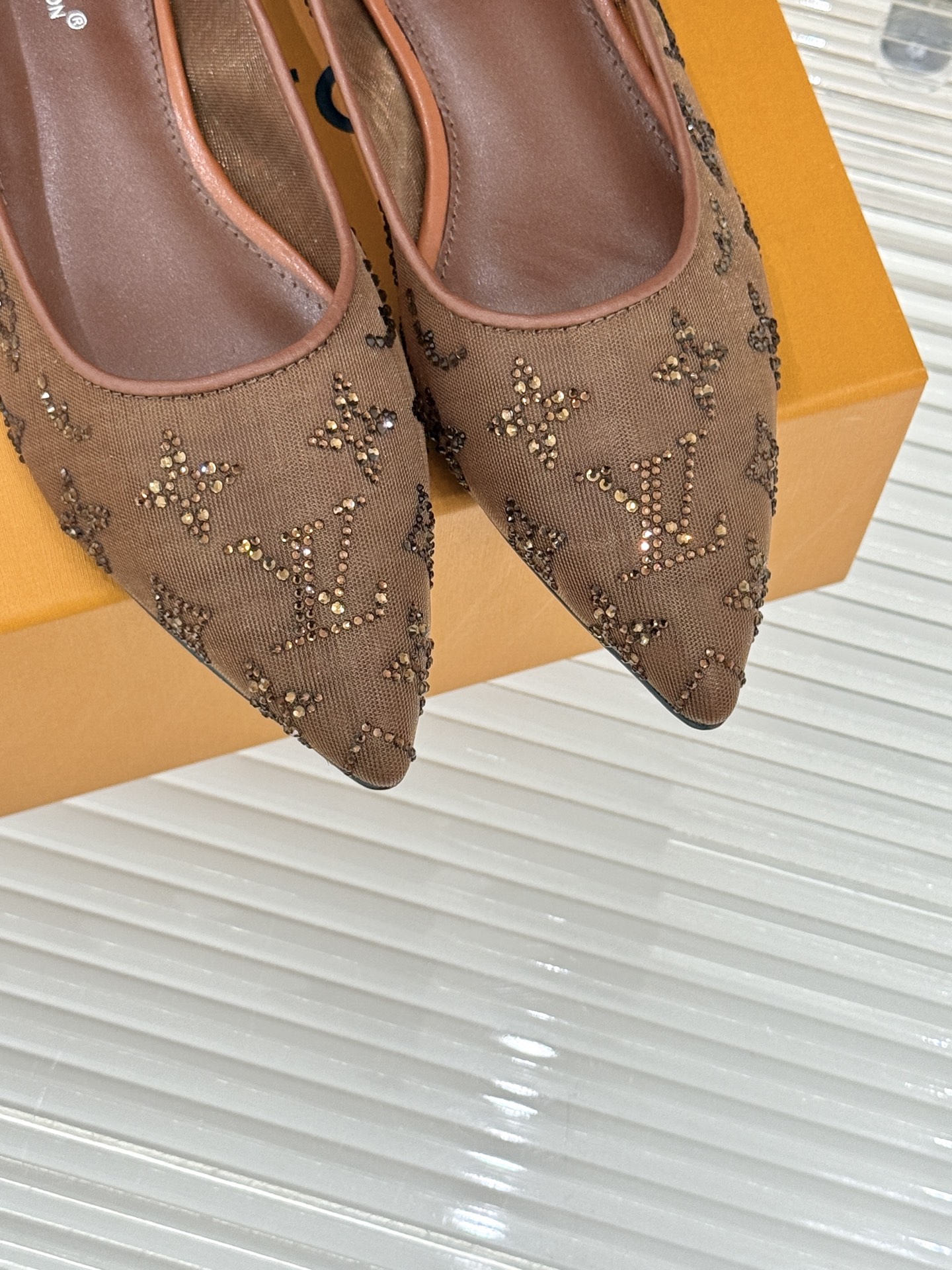 L*V驴牌经典春夏新品水钻网纱尖头单鞋尖头设计经典而优雅 巧妙延伸腿部线条赋予双足精致美感 让身姿更显修