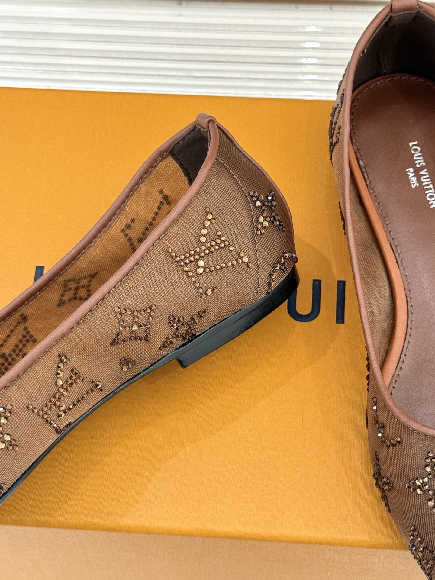 L*V驴牌经典春夏新品水钻网纱尖头单鞋尖头设计经典而优雅 巧妙延伸腿部线条赋予双足精致美感 让身姿更显修