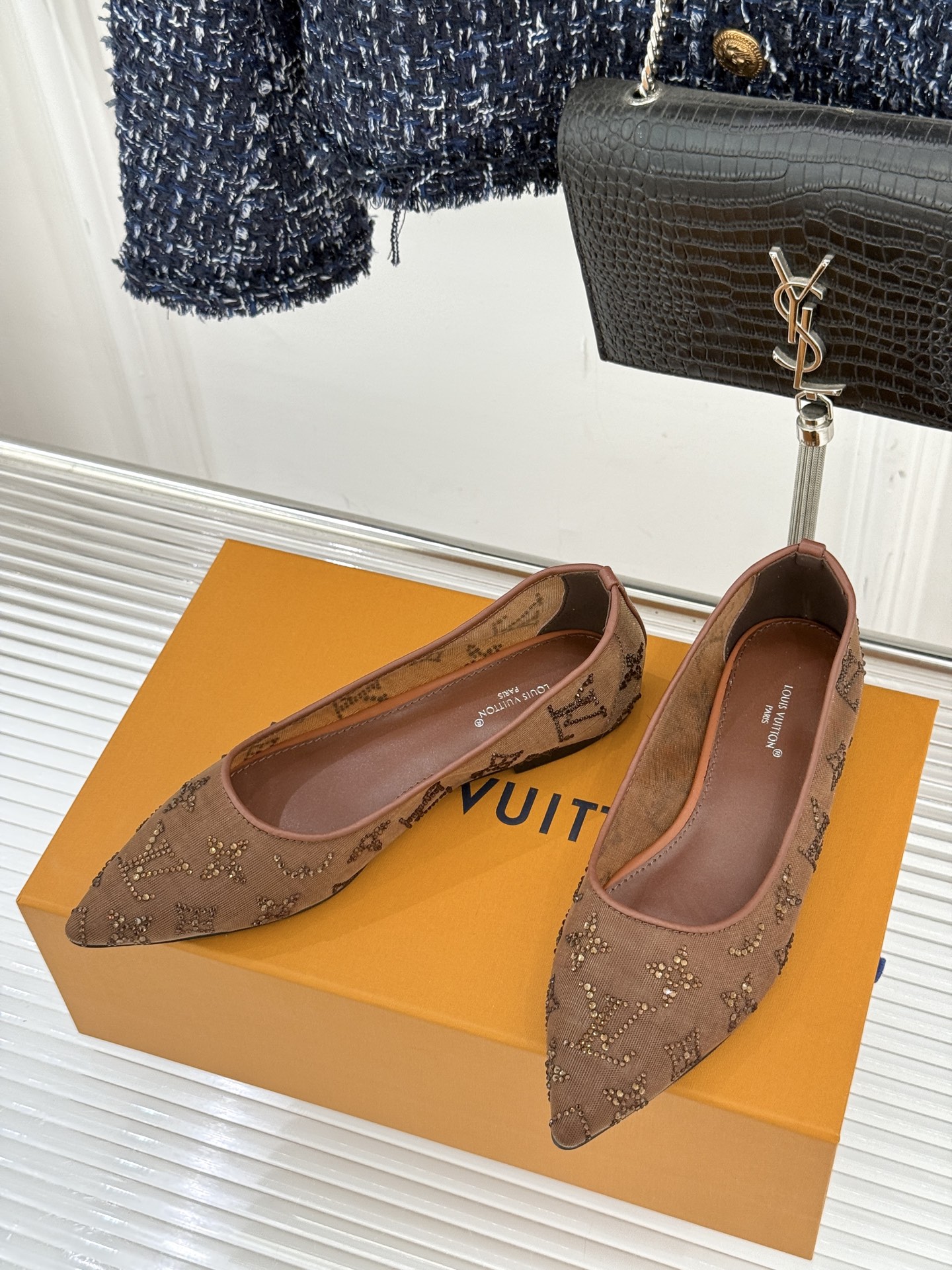 L*V驴牌经典春夏新品水钻网纱尖头单鞋尖头设计经典而优雅 巧妙延伸腿部线条赋予双足精致美感 让身姿更显修